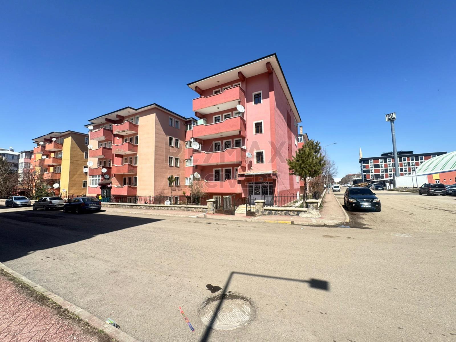 RE/MAX LACİVERT'TEN DADAŞKENT MERAL AVM YAKINI 3+1 SATILIK DAİRE