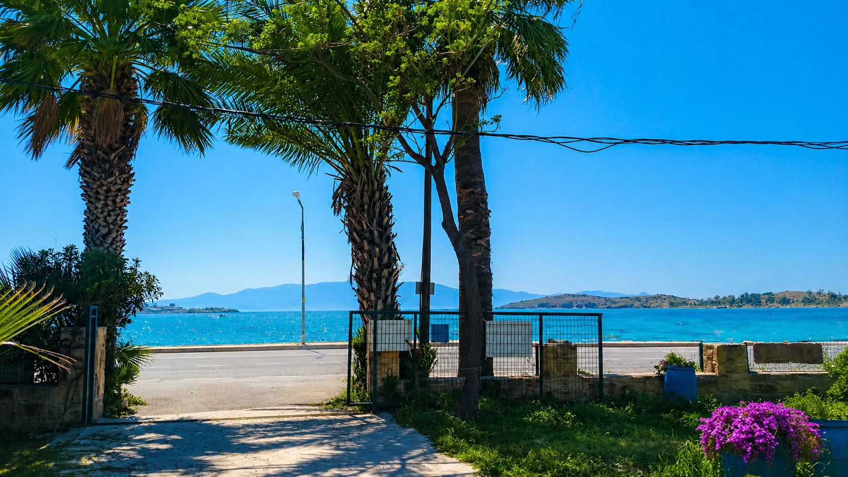 ESKI FOÇA' DA KIRALIK DENIZE SIFIR EŞYALI 3+1 DAİRE