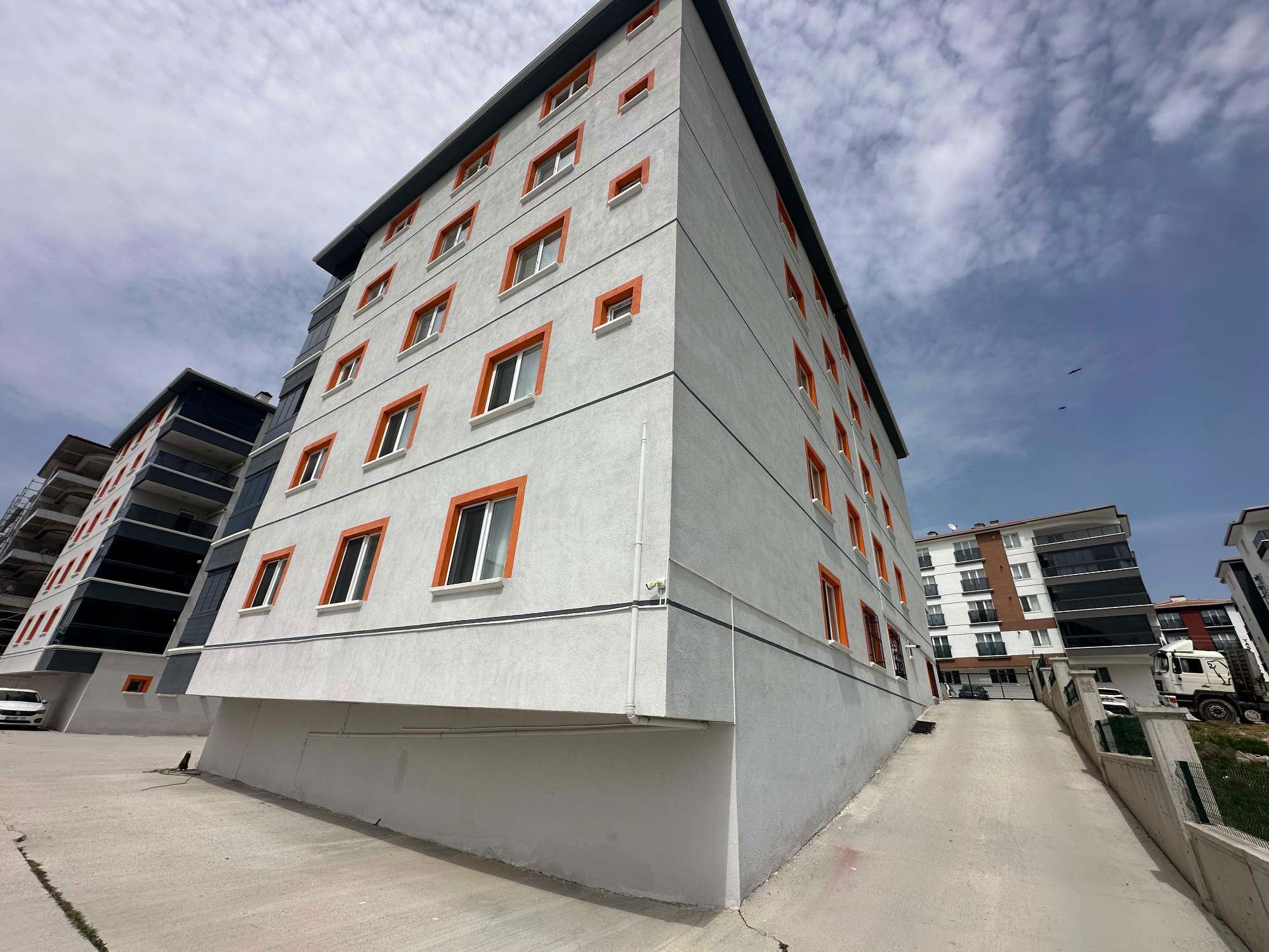 YENİKENT FEVZİ ÇAKMAK MAHALLESİ EKSTRA GENİŞ 1+1 SATILIK DAİRE