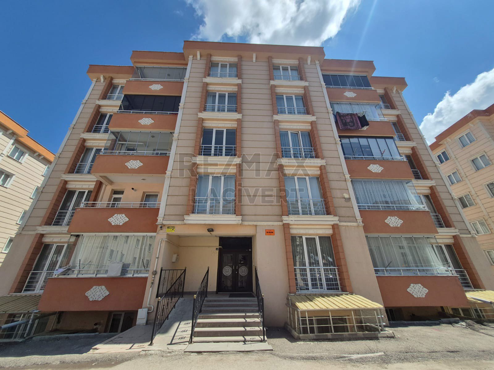 RE/MAX LACİVERT'TEN HİLALKENT'TE SATILIK 3+1 DAİRE