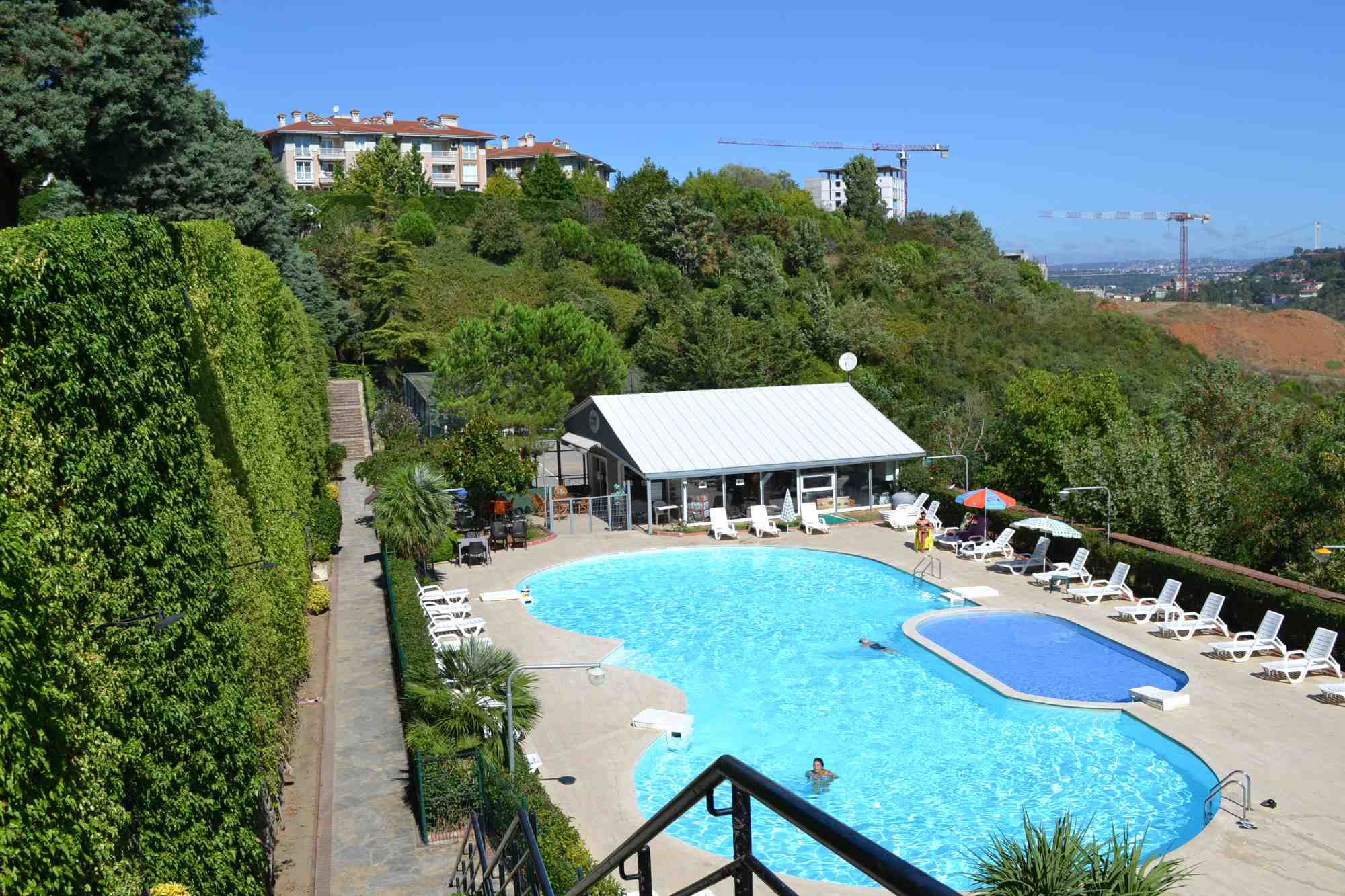 GÜVENLİKLİ YÜZME HAVUZLU KATLI OTOPARKLI  SİTEDE ARAKAT 3+1 DAİRE