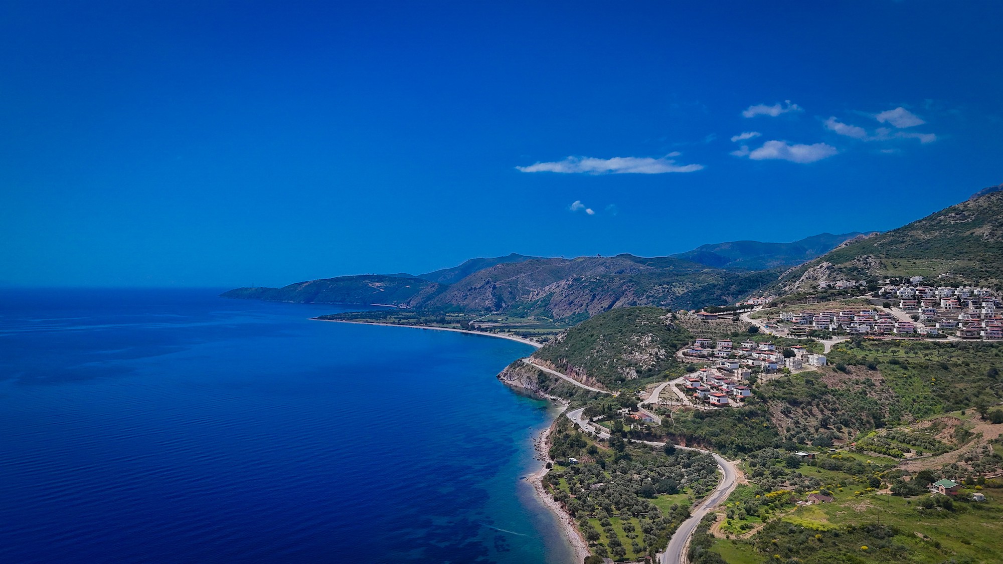 MUĞLA MİLAS ÇÖKERTMEDE CENNET GİBİ BİR DOĞAYA VE DENIZE SAHİP HAVUZLU SİTEDE DAIRE