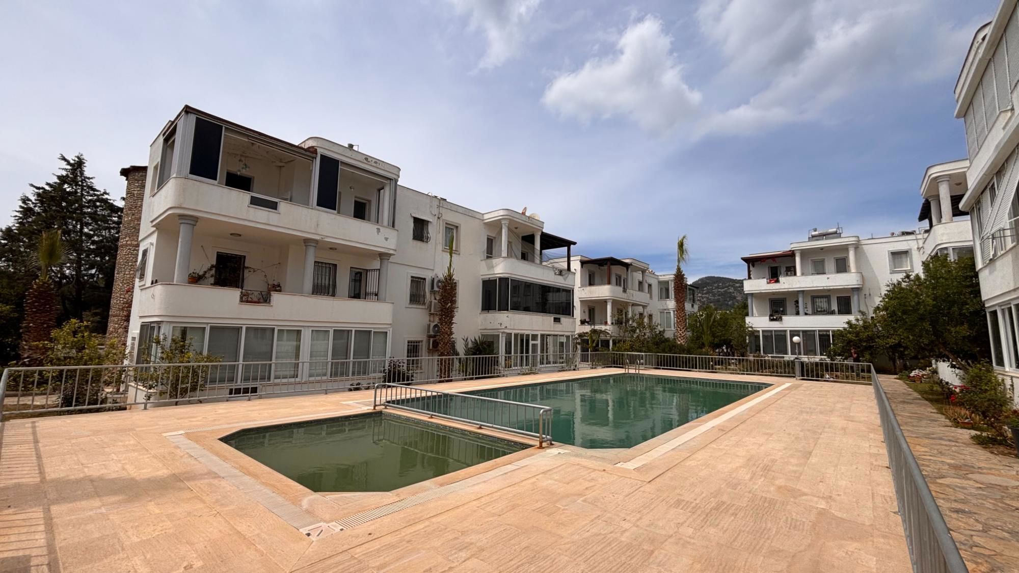 KONACIK ALI YAMAN SITESI'NDE HAVUZ MANZARALI 2+1 ÜST KAT DAIRE