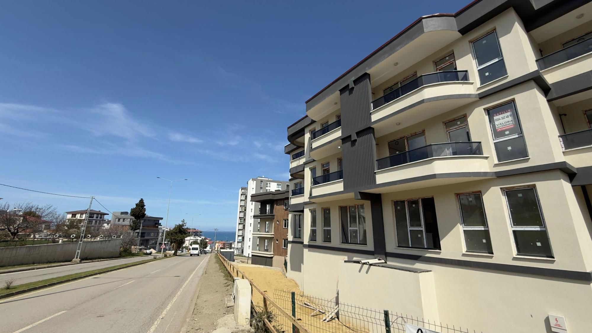 TOPLU KONUT BULVARINA CEPHE | REMAX RAHŞAN ÇAM'DAN SATILIK 1+1