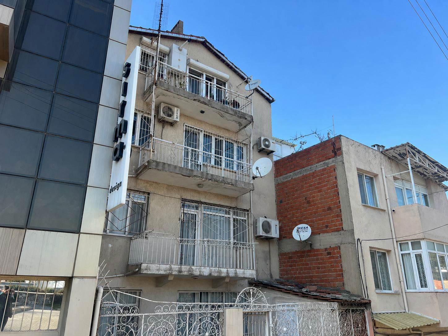 BORNOVA MERIÇ MAHALLESINDE ARAKAT SATILIK 3+1 DAIRE