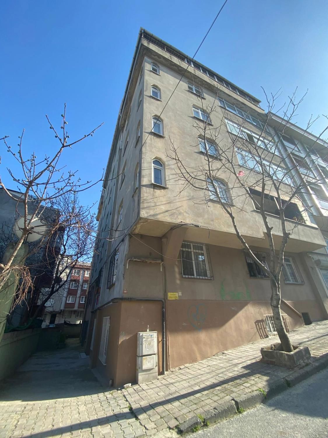 BAĞCILAR BARBAROS MAHALLESI 3+1 SATILIK DAIRE