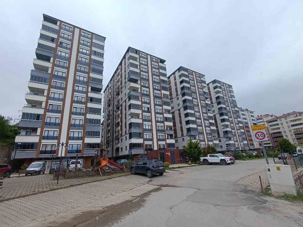 DEDEKENT'TE BALKONLARI CAMLA KAPALI SIFIR AYARINDA 3+1