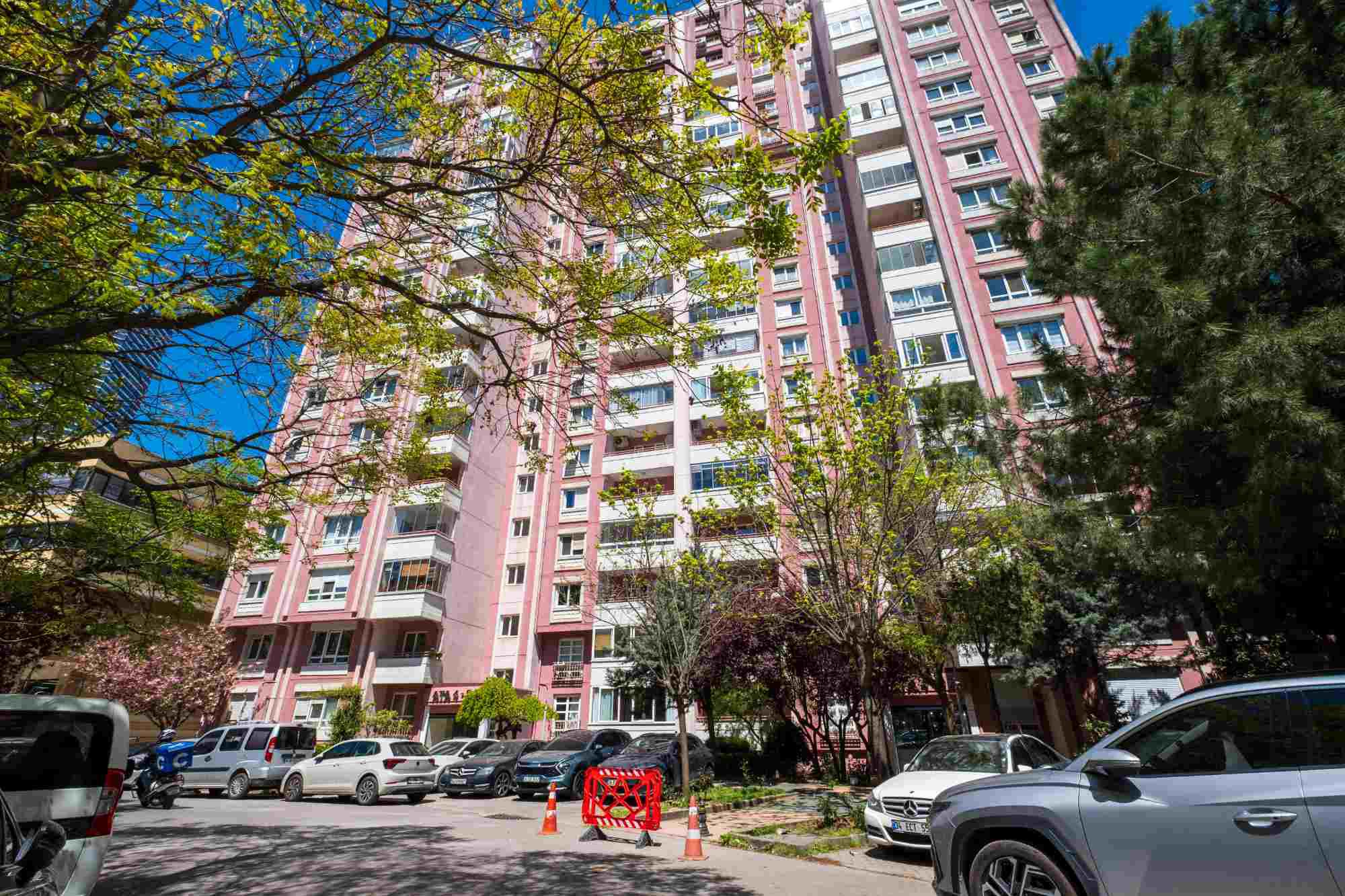 ATAŞEHİR ATA BLOKLARINDA SATILIK 4+1 BOŞ DAİRE