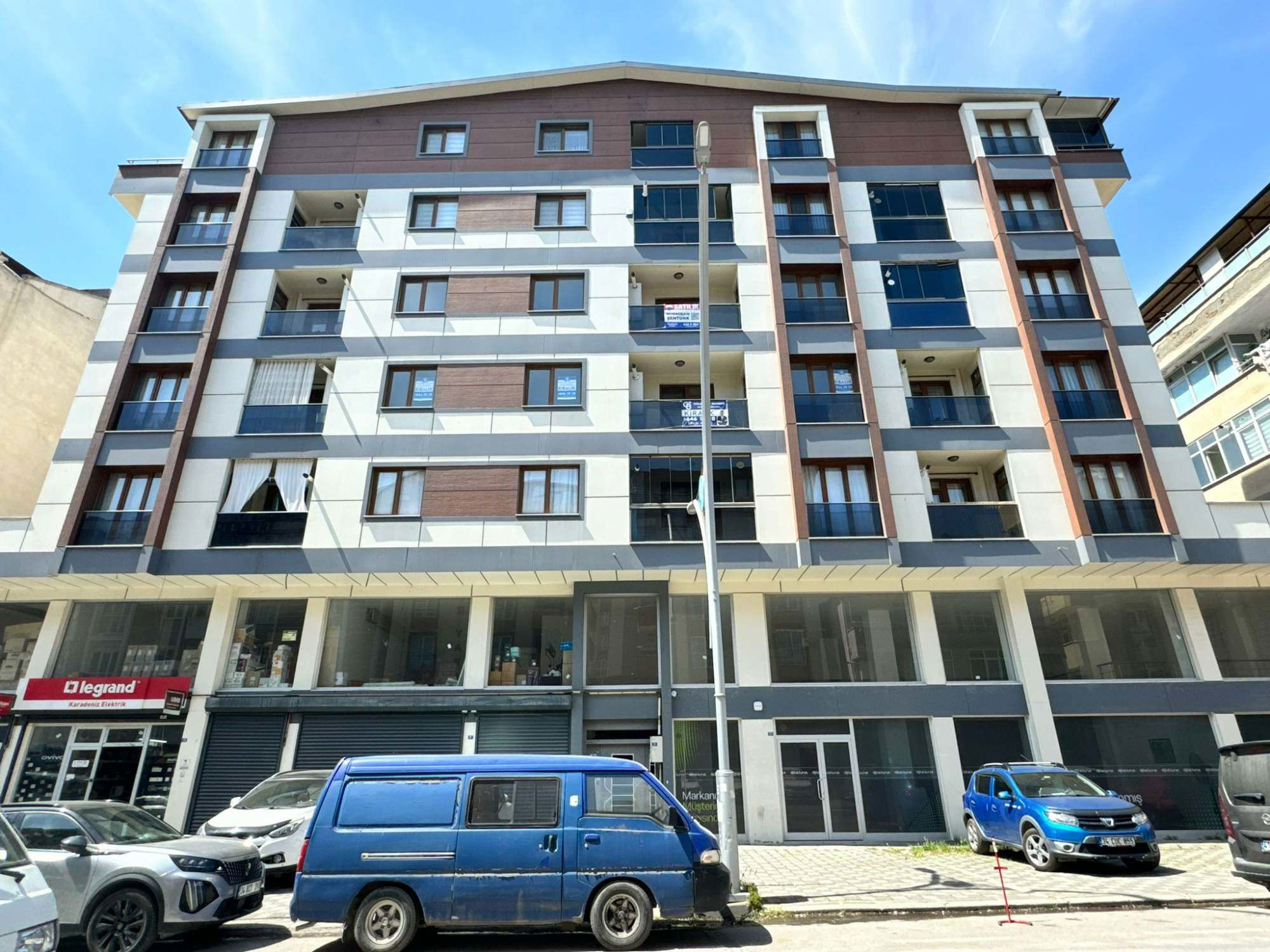 ÇAYIROVA ÖZGÜRLÜK MAH. CADDE ÜSTÜ ASANSÖRLÜ 2+1 SATILIK DAİRE