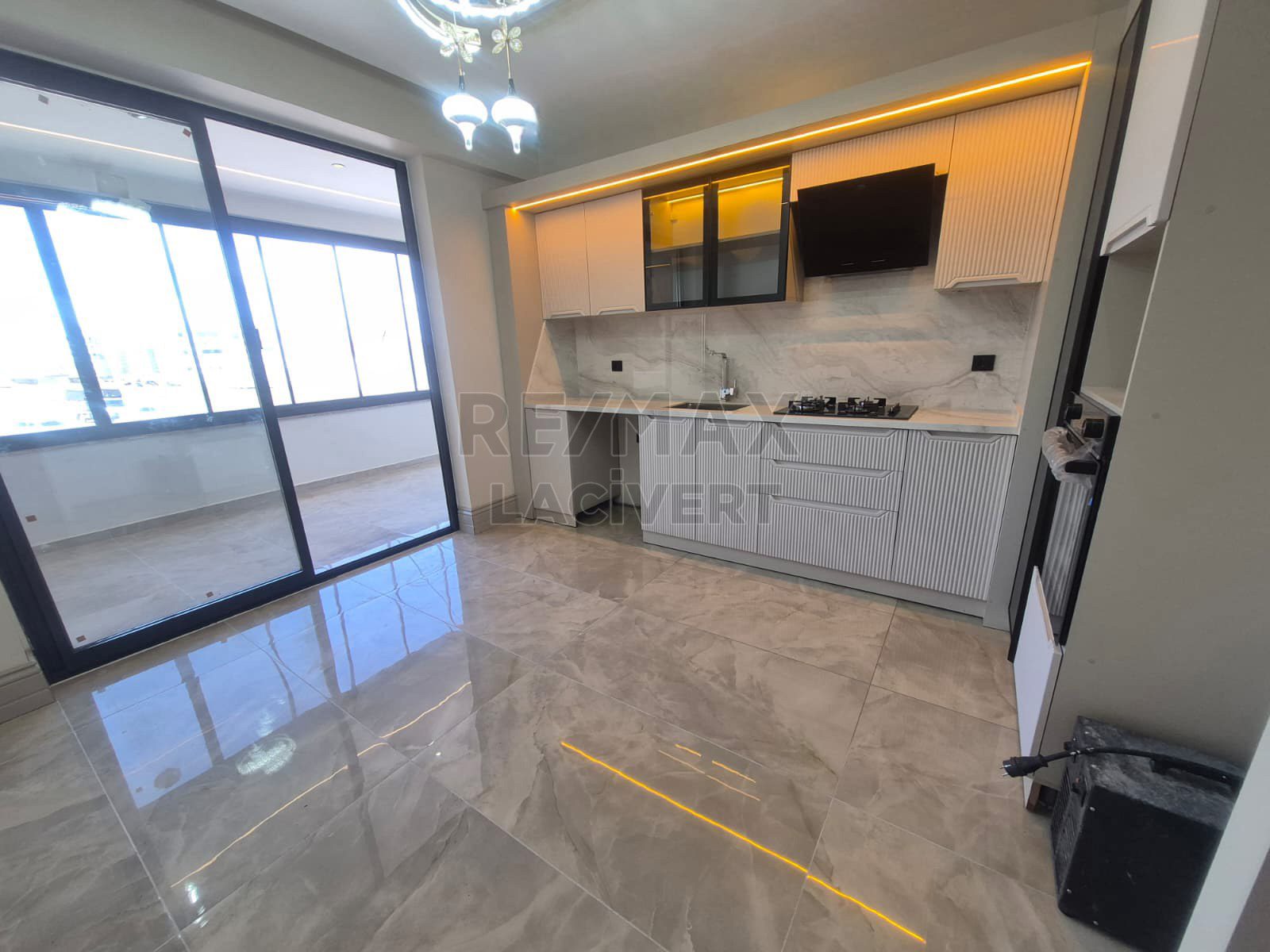 RE/MAX LACİVERT'TEN ABDURRAHMAN GAZİ'DE SATILIK 3+1 DAİRE