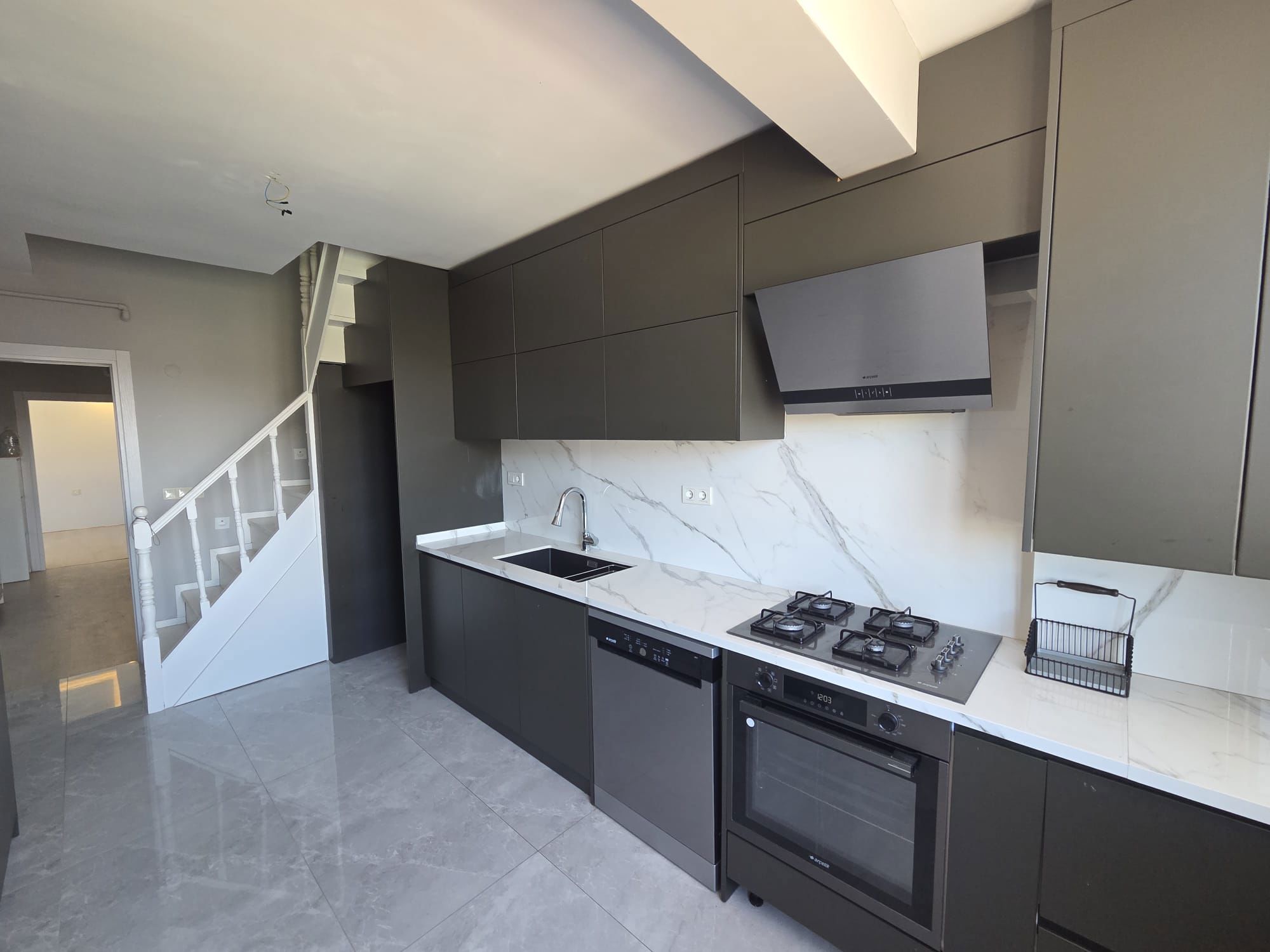 REMAX PRO'DAN ALİBEYKÖY METROYA 500 MT MESAFEDE TERASLI DUBLEKS BOŞ DAİRE !!