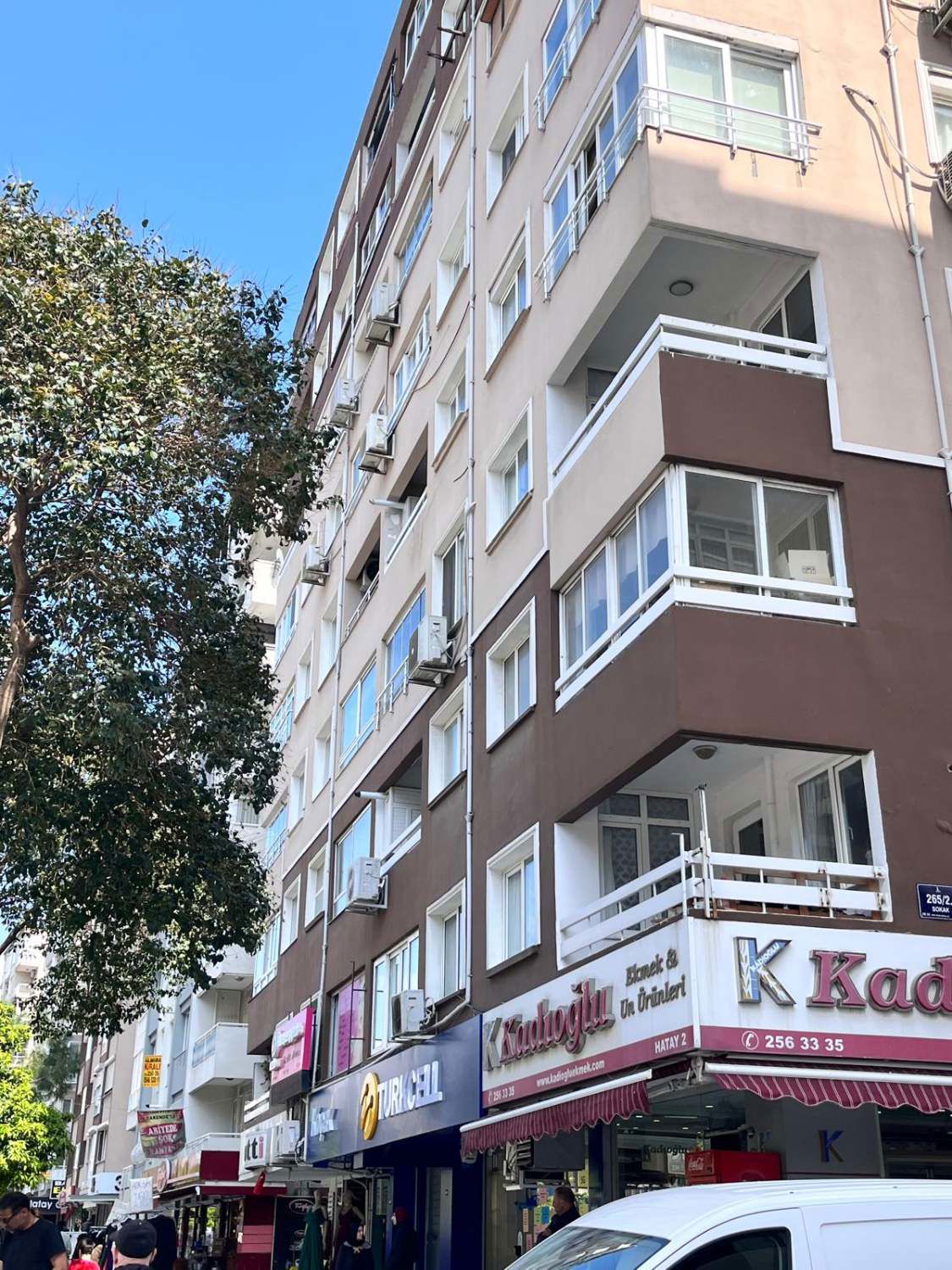 HATAY CADDESINDE ÜÇYOL METROYA YÜRÜME MESAFESINDE GENIŞ 3+1 KIRALIK DAIRE