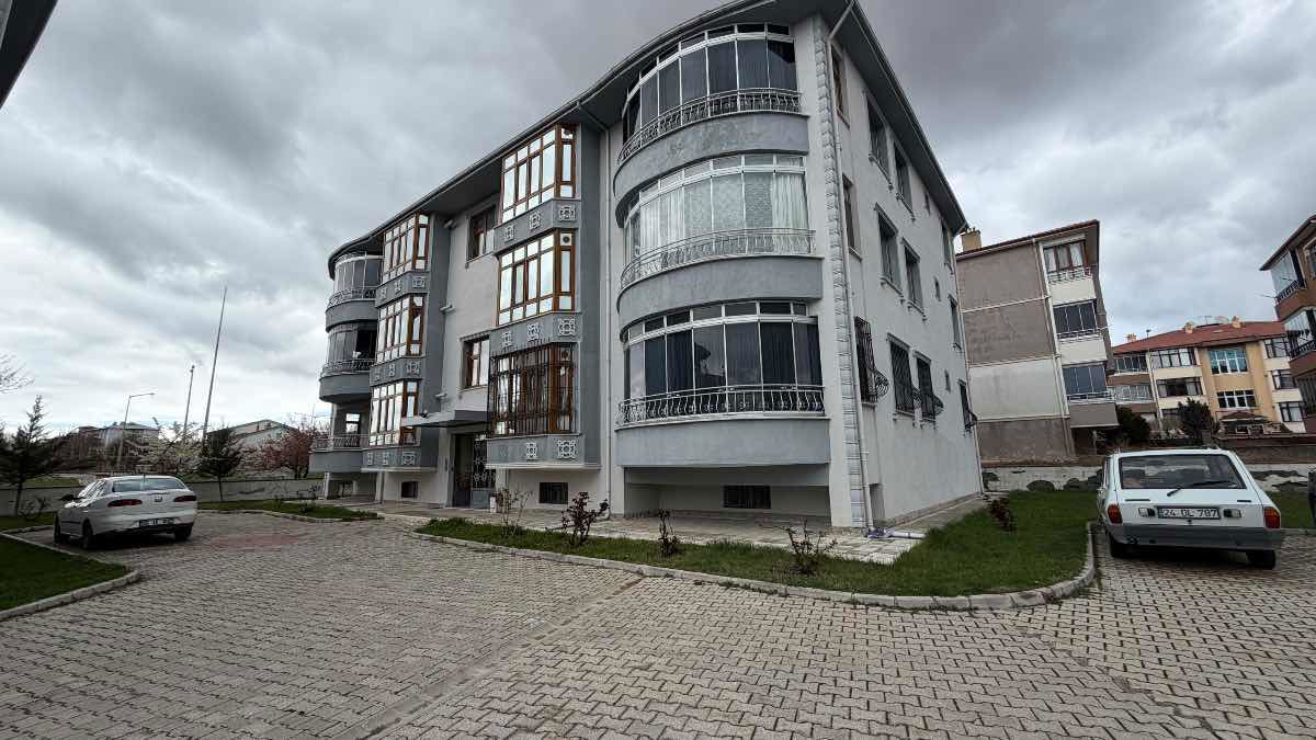 REMAX DEM'DEN ERGENEKON MAHALLESİNDE GENİŞ 3+1 SATILIK DAİRE