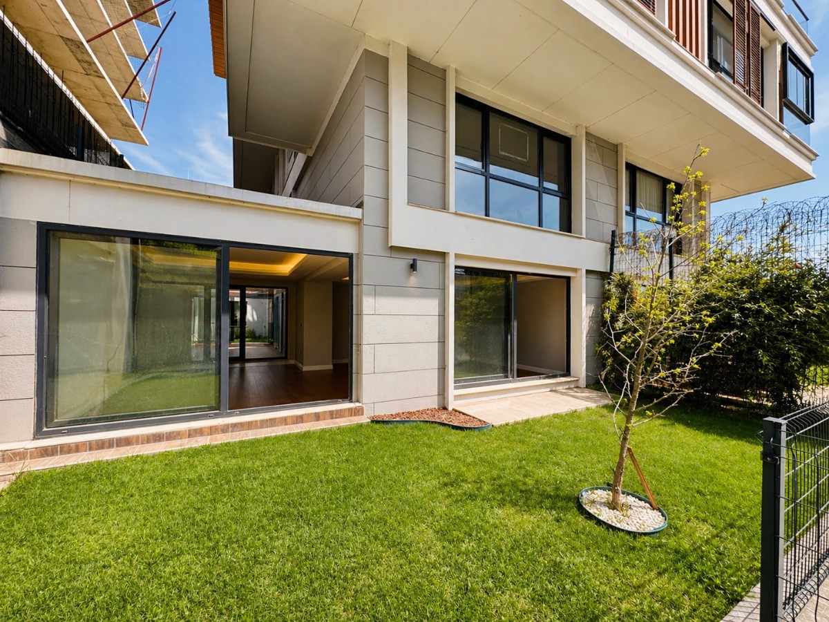 ÜSKÜDAR GÜZELTEPE'DE SATILIK 6+2 BAHÇE DUBLEKS DAİRE