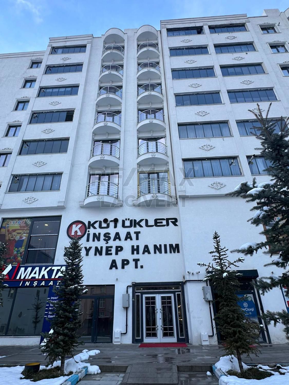 RE/MAX LACİVERT'TEN KOMBİNA'DA SATILIK EŞYALI 2+0 DAİRE