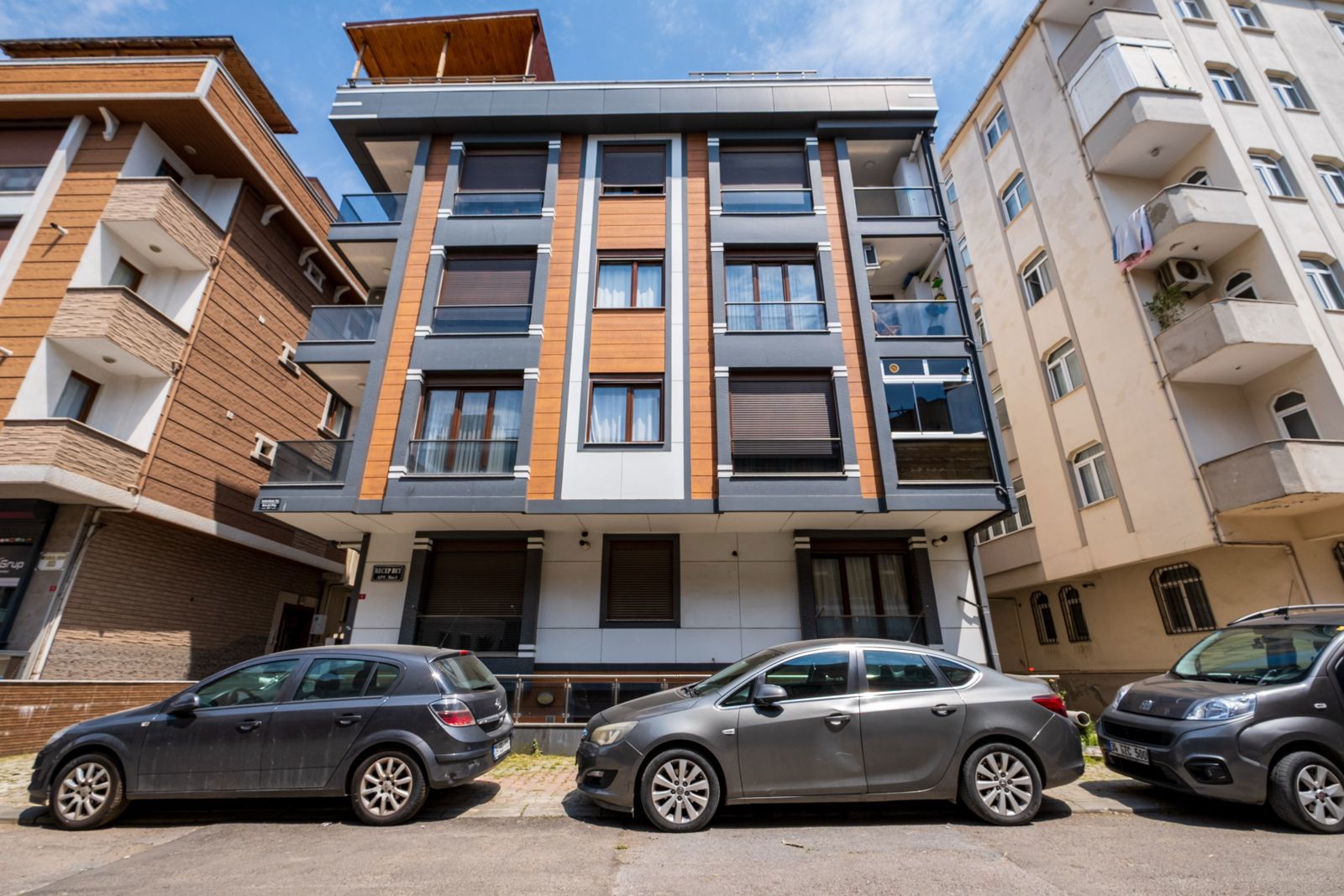 ATAŞEHİR ÖRNEK MAHALLESİNDE BOŞ 150 M2 5+1 ÇATI DUBLEKSİ DAİRE
