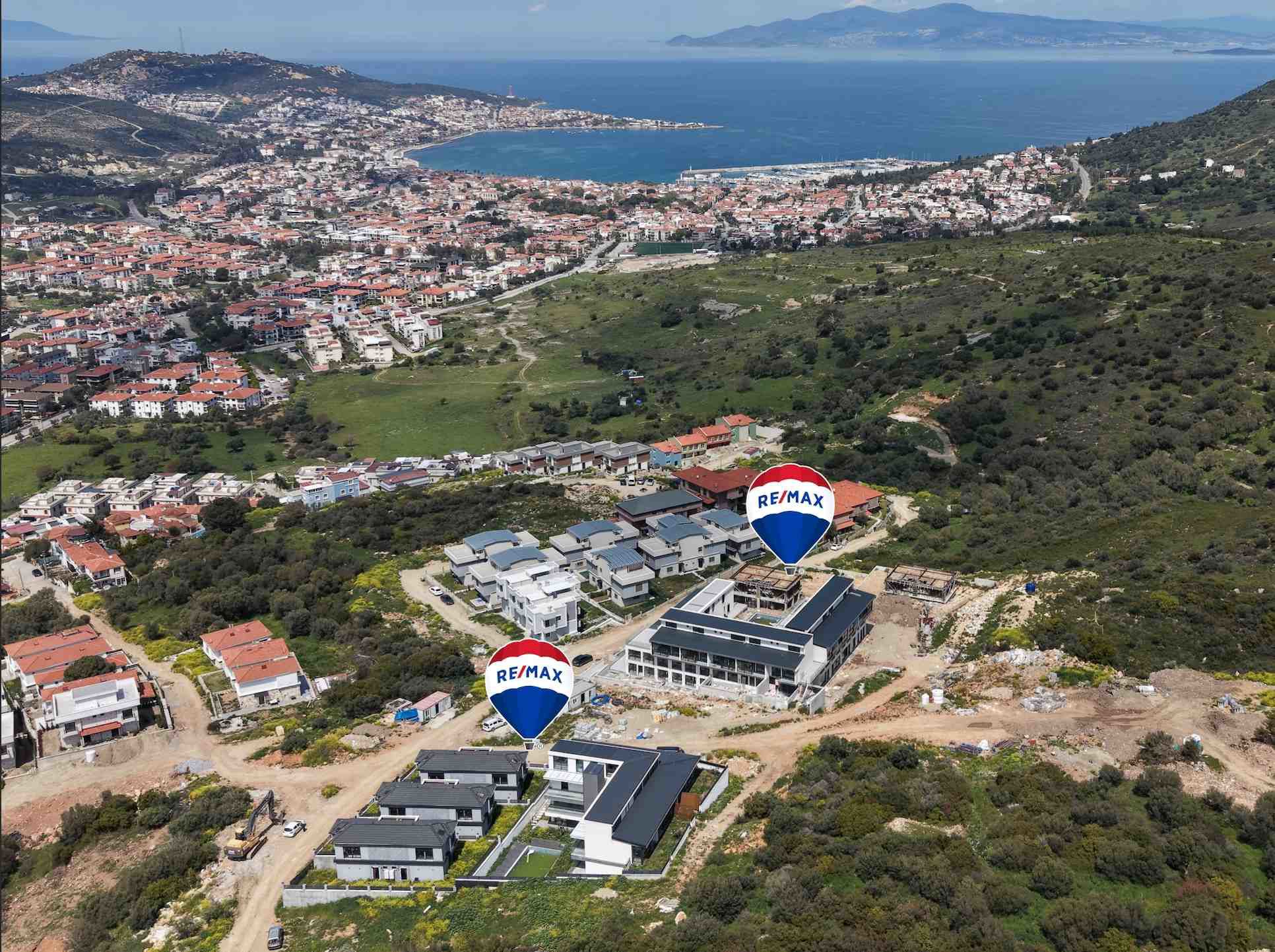 YENI FOÇA'DA HAVUZLU SITEDE SATILIK 2+1 DUBLEKS BAHÇELI DAIRE