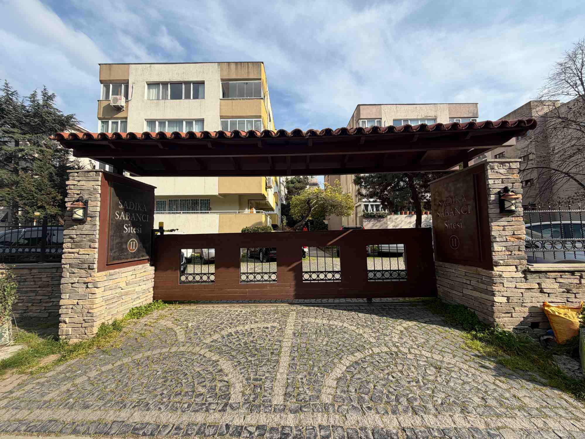 KOŞUYOLU SADIKA SABANCI 2 SİTESİ KEYİFLİ BALKONLU / KİRALIK 2+1