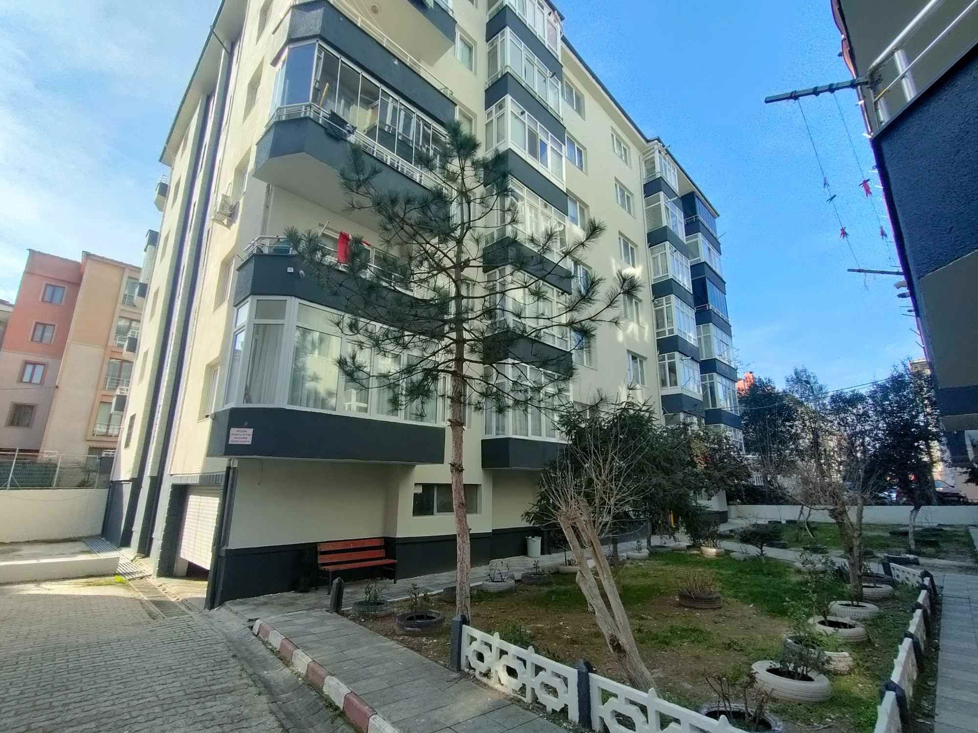REMAXLAND DEN BAHÇELIEVLER NUSRATIYE MAH. SATILIK GENIŞ 3+1