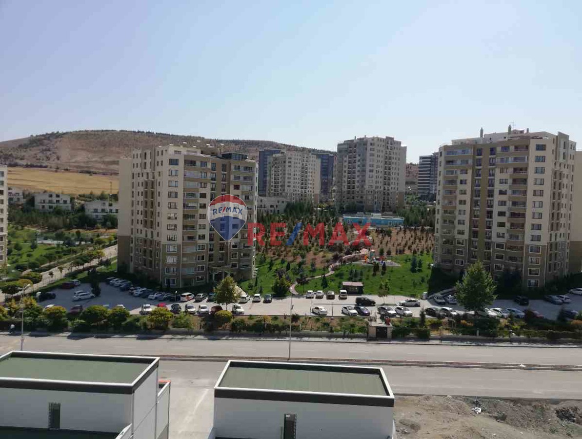 SEĞMEN BAĞLICA'DA GÜVENLİKLİ, YEŞİL ALAN MANZARALI VE ÖNÜ AÇIK