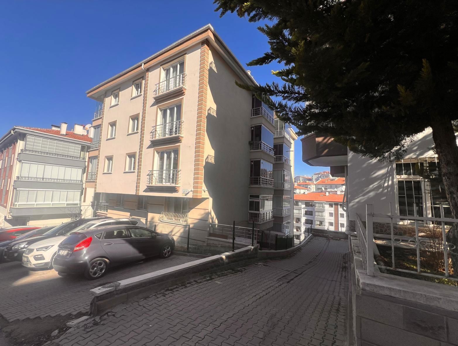 DİKMEN HUZUR MAHALLESİNDE ARAKAT YAPILI 3+1 SATILIK DAİRE