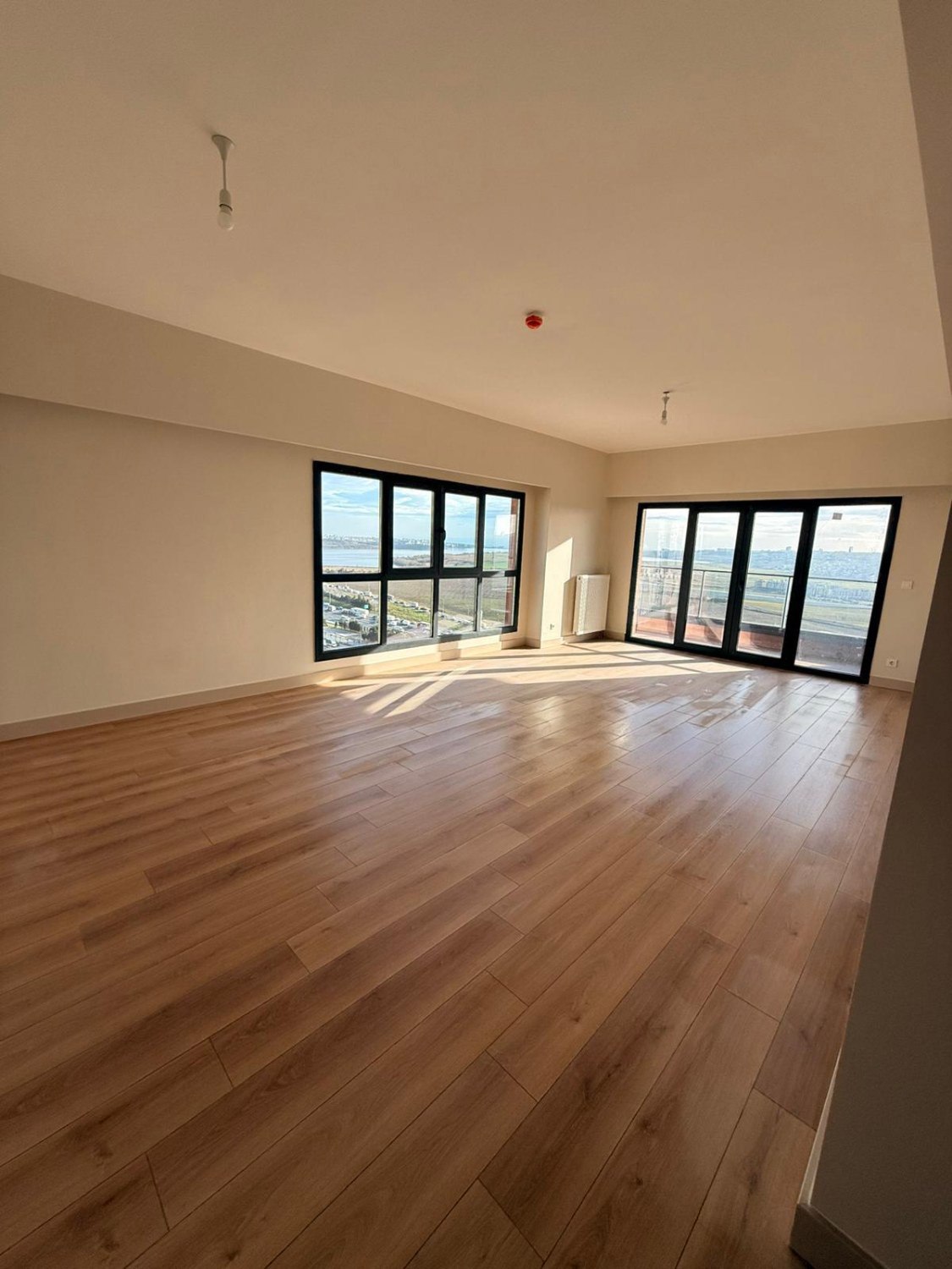 REMAX GALA MODERNYAKA'DA GÖL MANZARALI 4+1 KİRALIK DAİRE