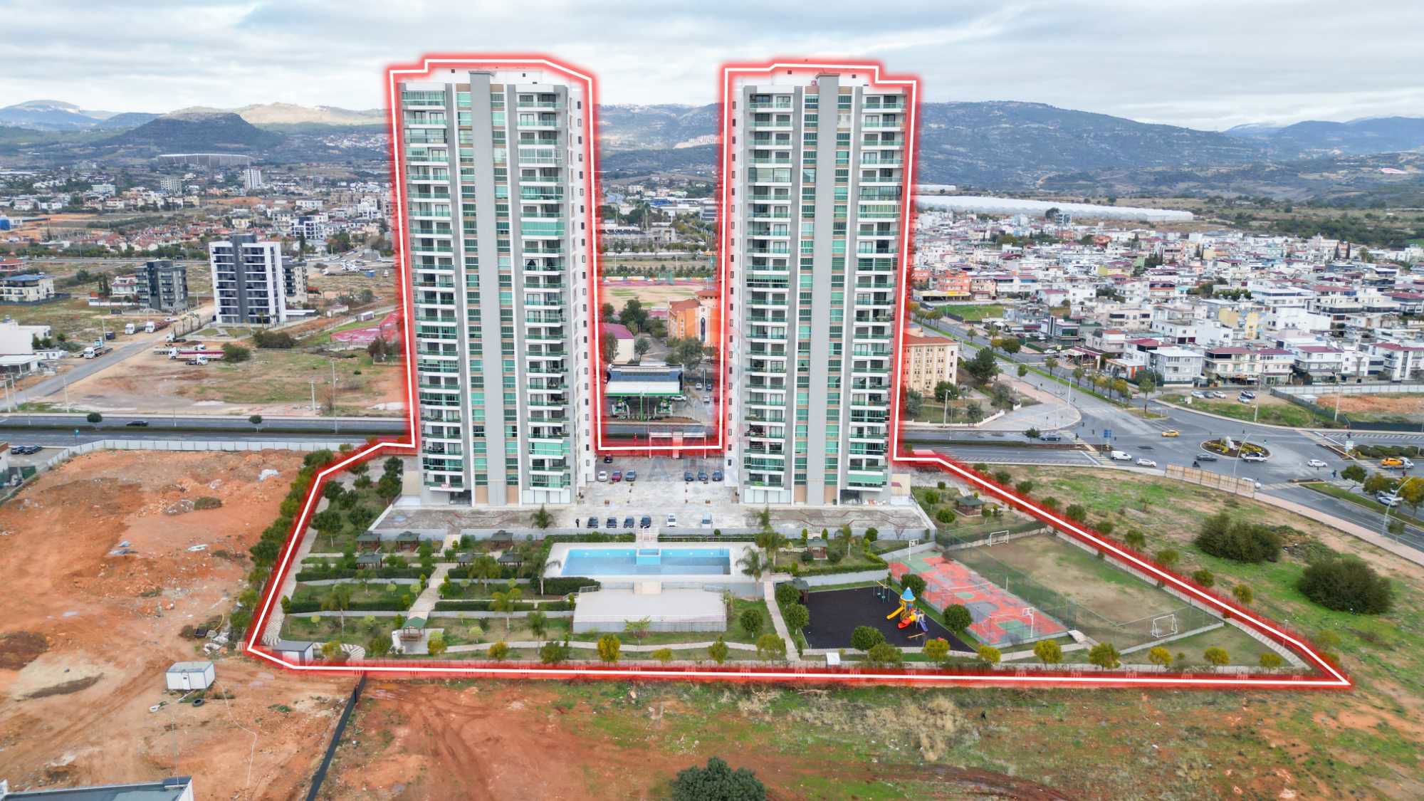 RE/MAX AURA'DAN YENİŞEHİR 50. YIL'DA SİTE İÇİ KİRALIK 5+1 DAİRE