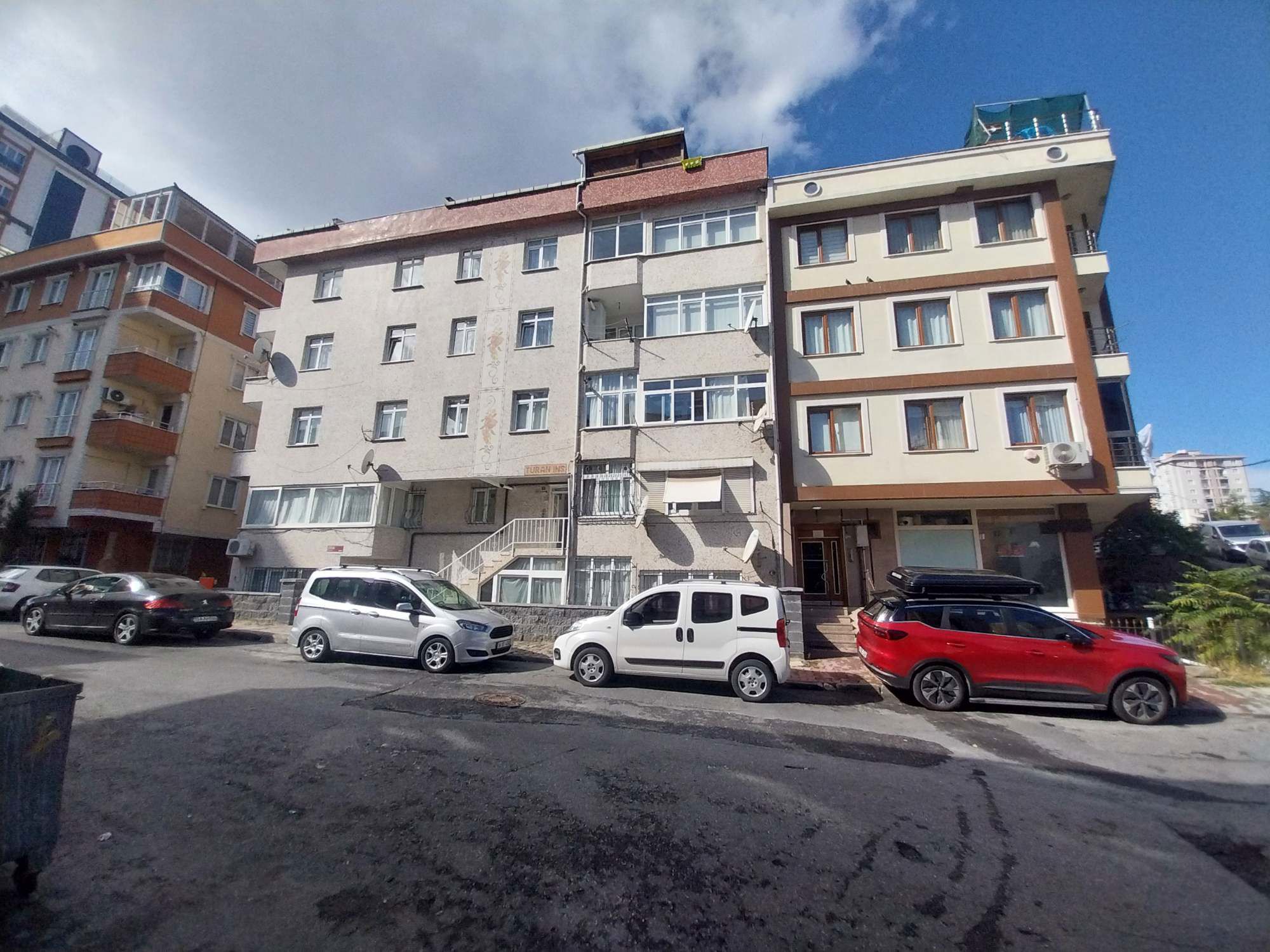 ÜMRANİYE HAT BOYU CAD. KÖŞE BİNA GENİŞ BALKONLU 2+1
