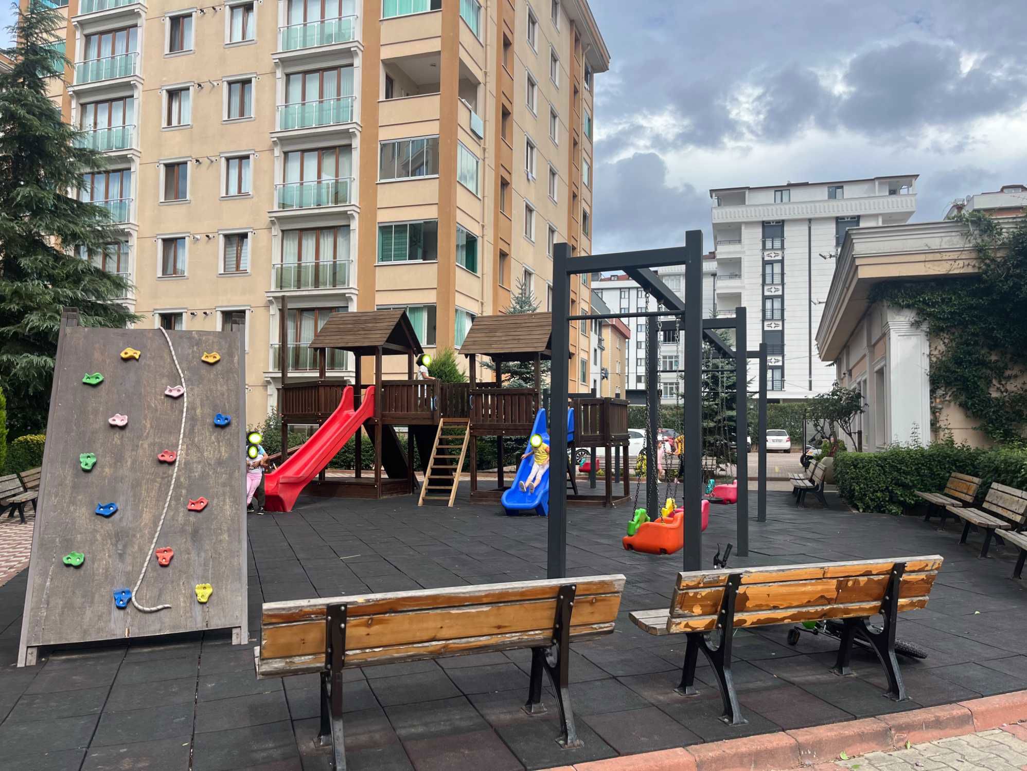 24 SAAT GÜVENLİKLİ SİTEDE,EBEVEYN BANYOLU ,KİRALIK GENİŞ 3+1