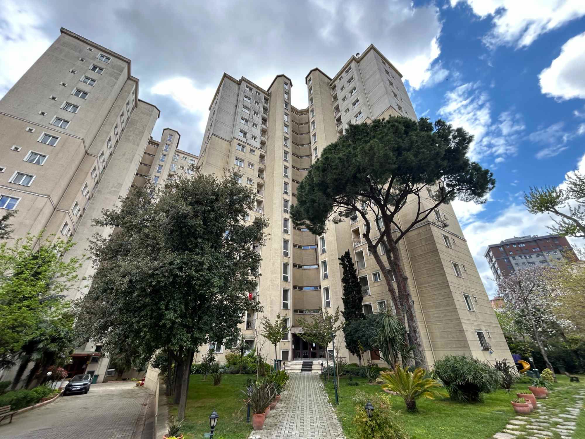 KADIKÖY KOZYATAĞI YEŞIL YUVAM 1 SITESI 1.KATTA SATILIK 4+1 DAIRE