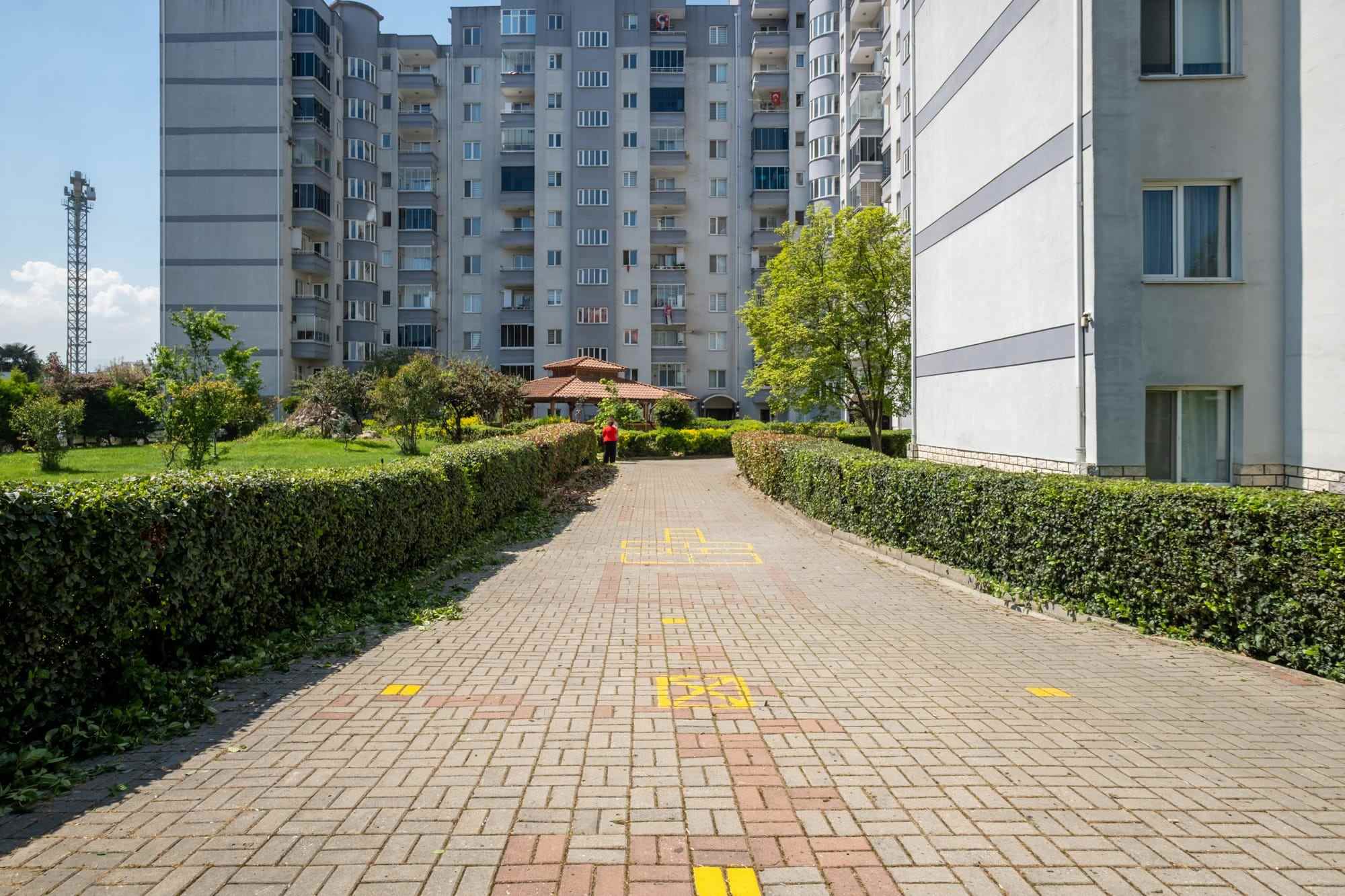 REMAX ADVANTAGE'N YÜZÜNCÜYIL SİTE İÇİ METROYA YAKIN ARAKAT 3+1