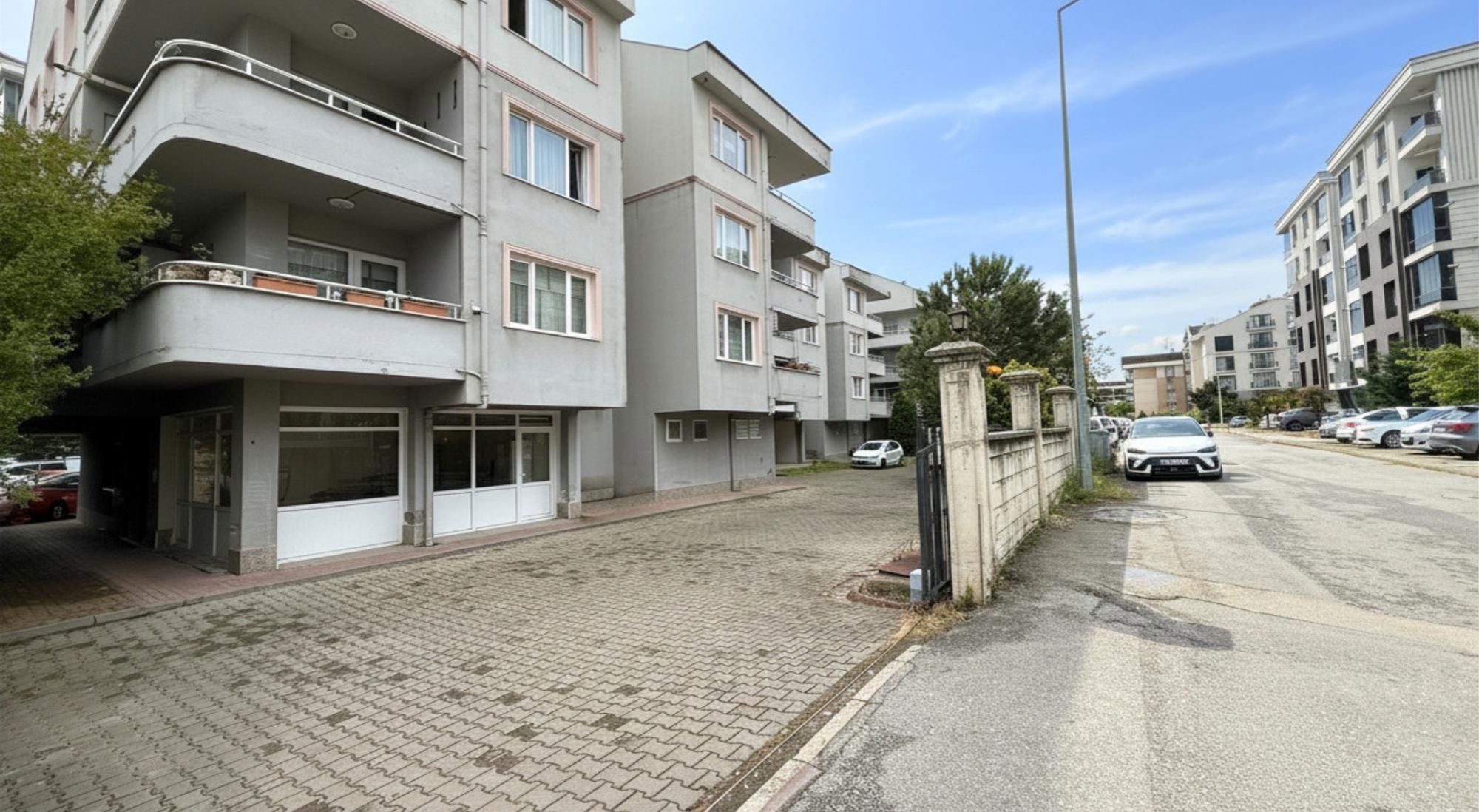 REMAX BEYAZ ERTUĞRUL MAH. KOÇ ORTA OKULU ARKASI SİTE İÇİ 3+1 DAİRE