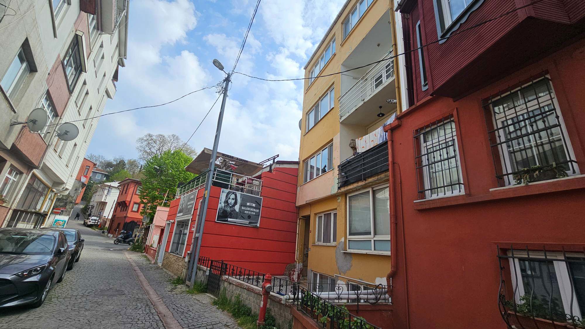 BEYKOZ MERKEZDE KISMI DENIZ MANZARALI IÇI YENILENMIŞ 2+1 ARA KAT DAIRE