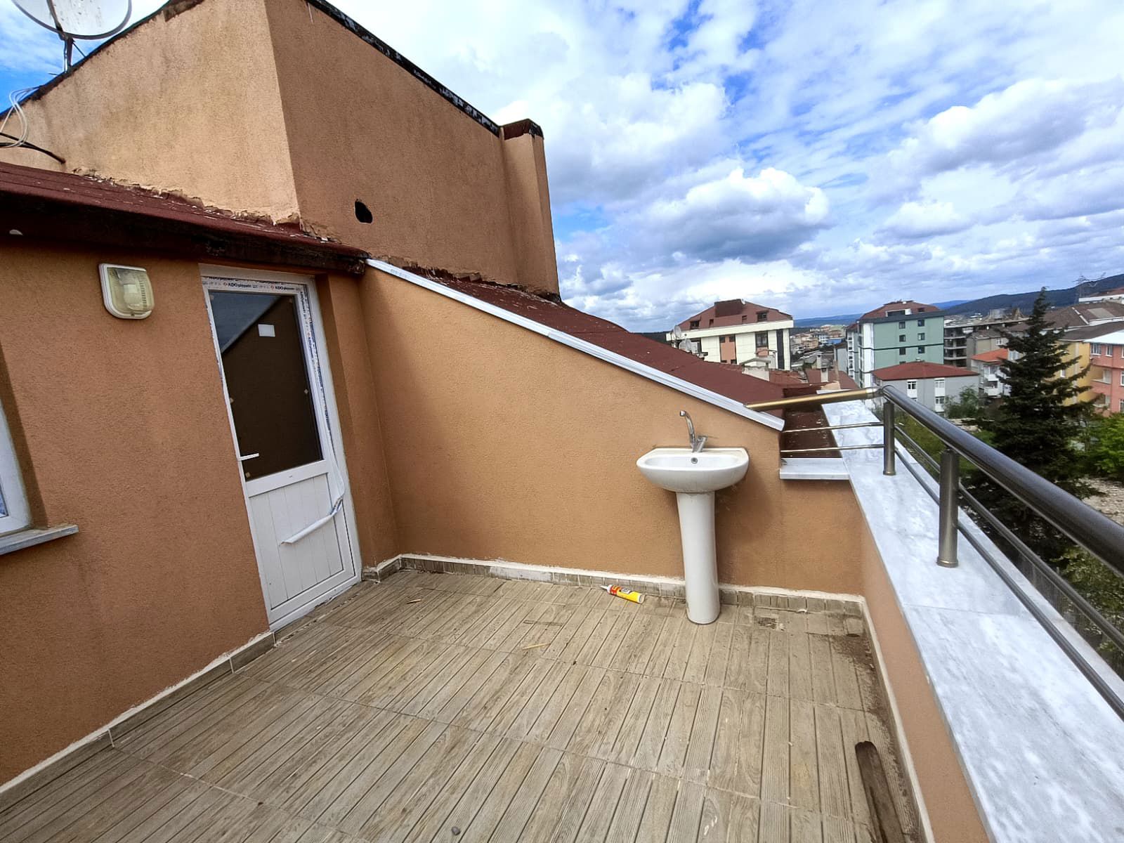 KENAN TÜRKMEN'DEN SATILIK PETROL YOLU ÜZERİNDE 85M2 2+1 DAİRE