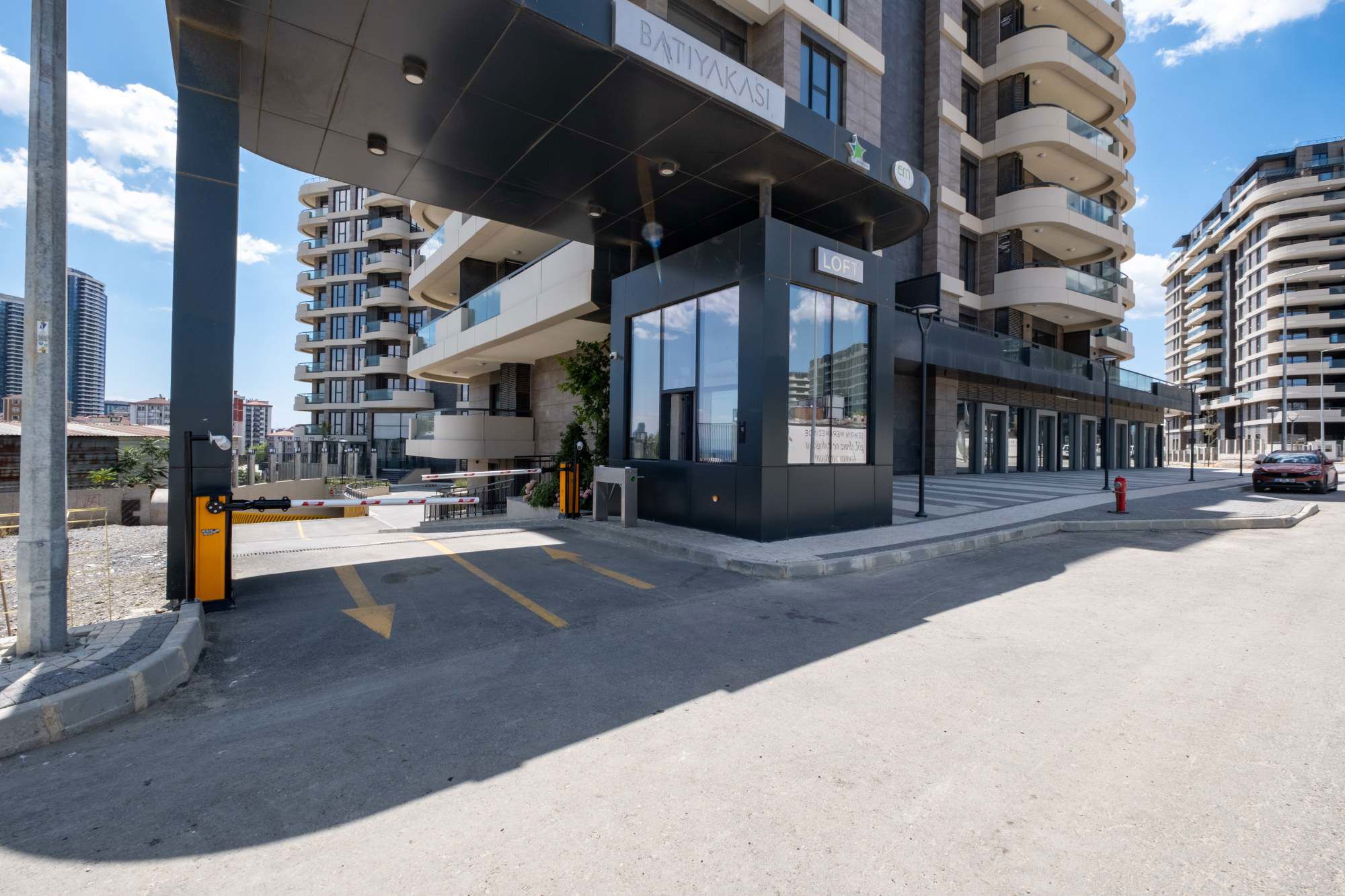 KARTAL BATI YAKASINDA ŞEHIR,GÖL VE DENIZ MANZARALI 2+1 DAIRE