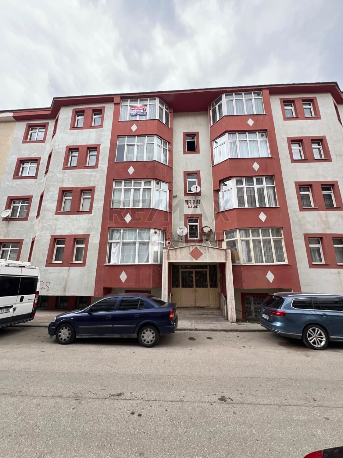 RE/MAX LACİVERT'TEN KOMBİNA'DA SATILIK 3+1 DAİRE