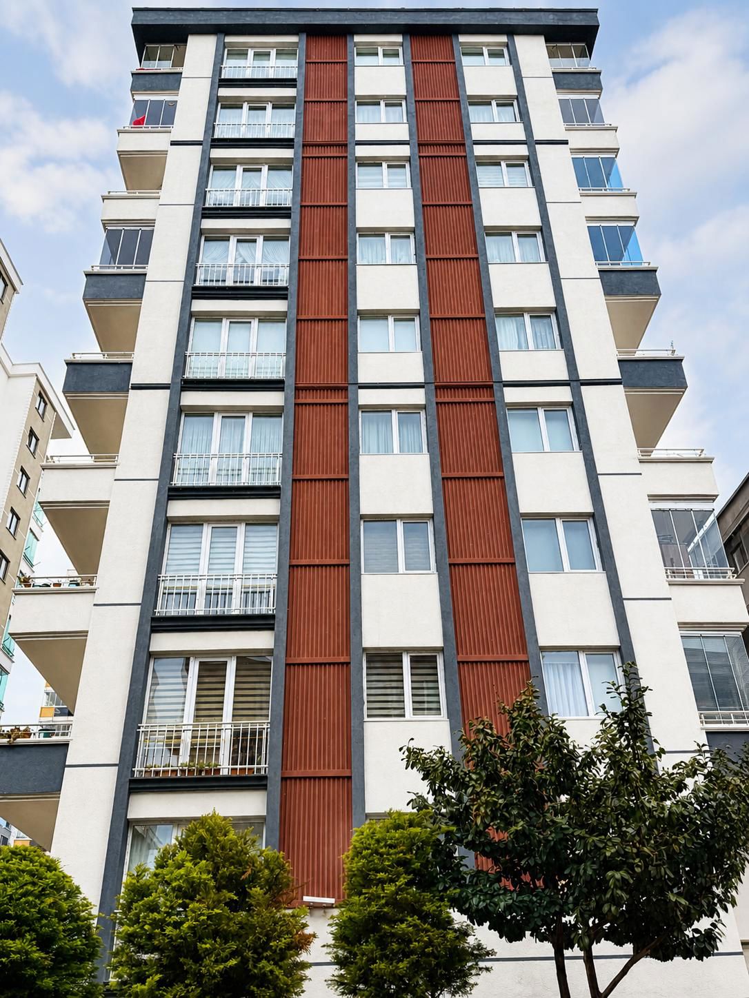 ATAKUMUN KALBİNDE TRAMVAYA 5 DK 155 M² FERAH 3+1 DAİRE