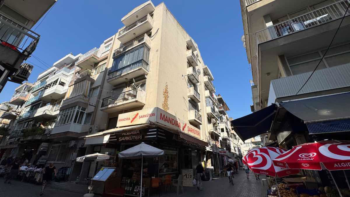 KARŞIYAKA ÇARŞI'DA ASANSÖRLÜ 1+1 SATILIK DAİRE