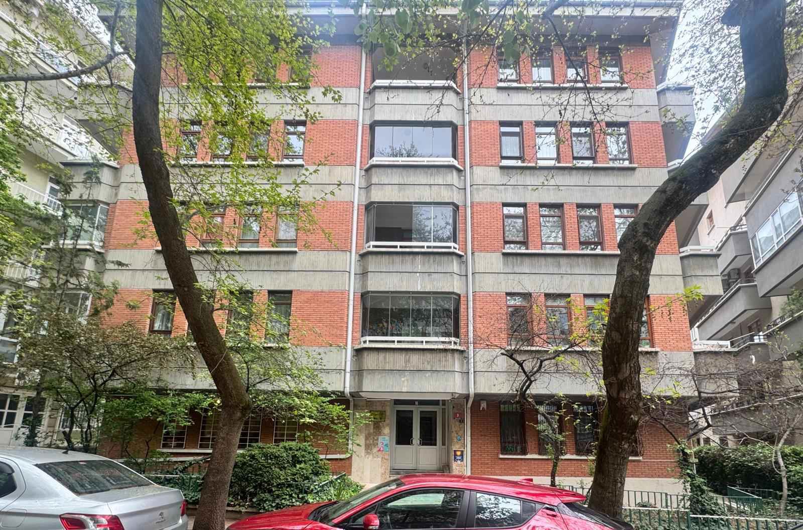 AYRANCI GÜVENEVLER ŞİLİ MEYDANI YAKINI YAPILI 3+1 SATILIK DAİRE