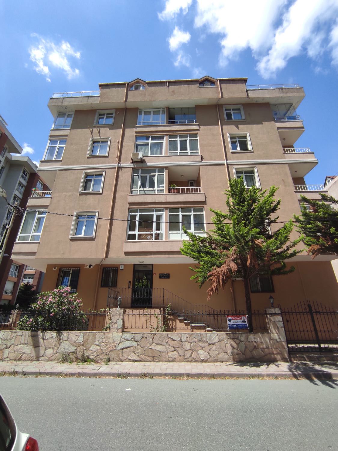ATAŞEHİR YENİŞEHİR’DE, FLORA EVLERİ’NE KOMŞU, BOŞ, 3 BALKONLU 110M2 2+1