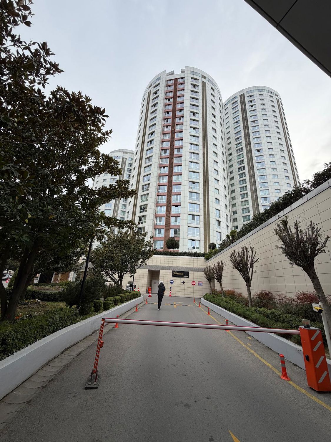 ATAŞEHİR BARBAROS MAHALLESİ’NDE SATILIK 2 + 1 DAİRE