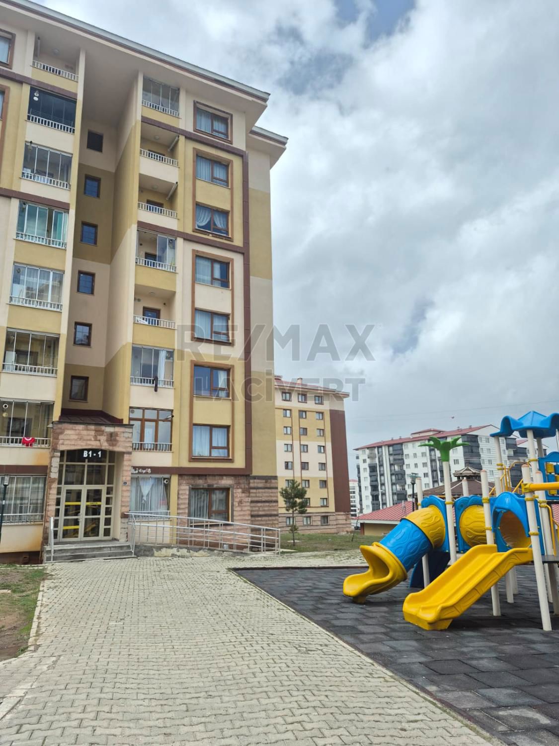 RE/MAX LACİVERT'TEN ZİRVE TOKİLERDE KİRALIK 2+1 DAİRE