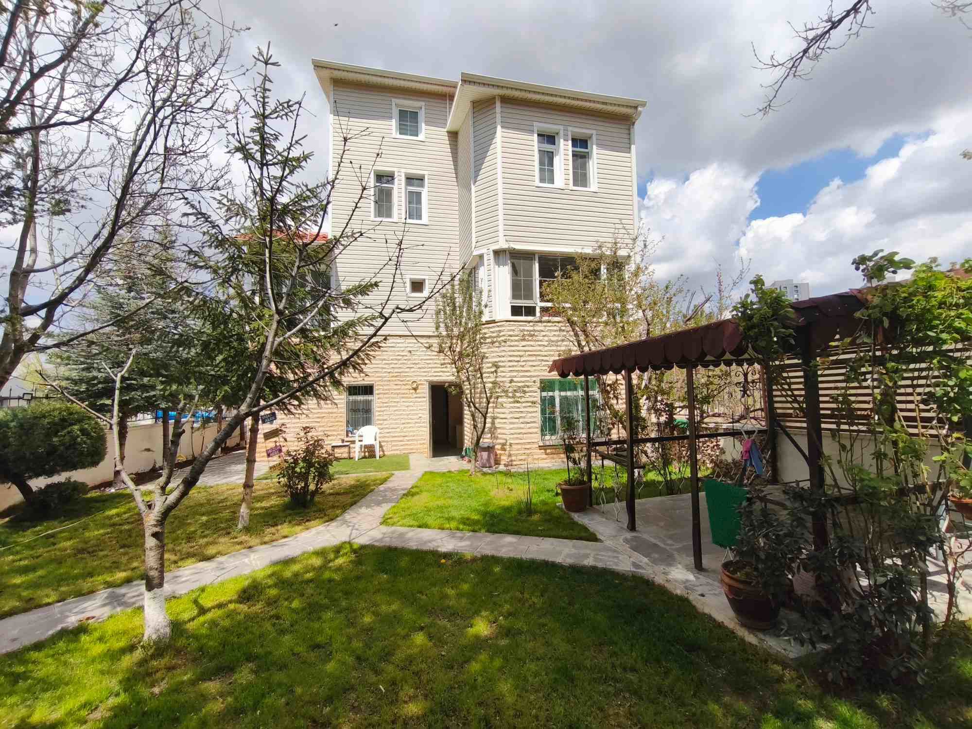 REMAX NOW’DAN GÖLBAŞI KIZILCAŞAR’DA GENIŞ 2+1 BAHÇE KATI | FATURALAR DAHIL