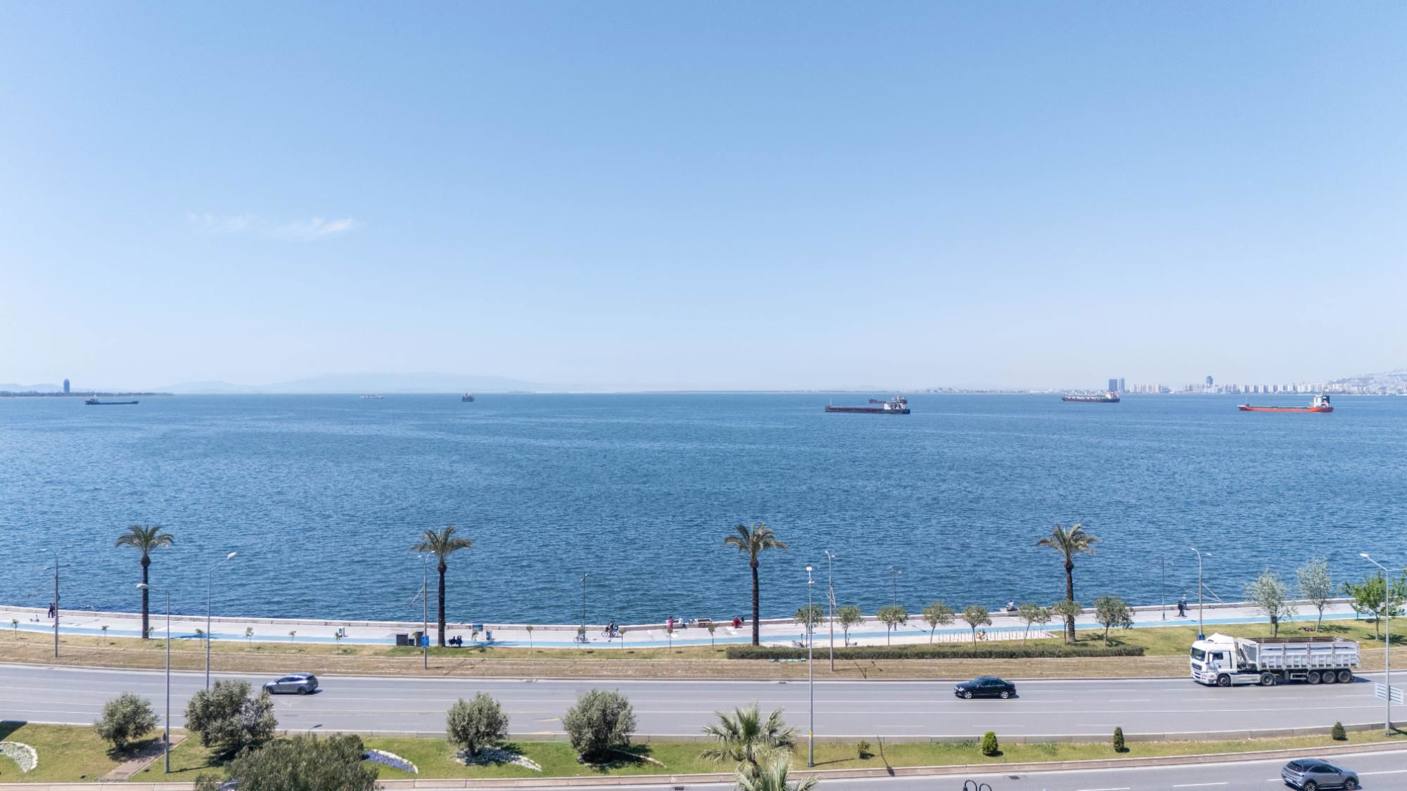 KONAK KARATAŞ'TA LEBIDERYA DENIZ MANZARALI ÖZEL YAPIM DAİRE..