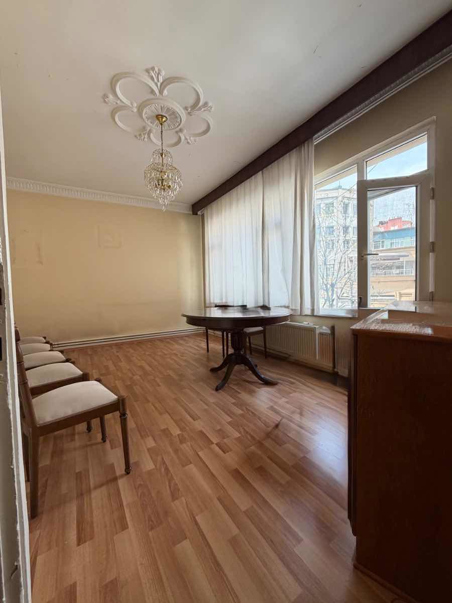 FINDIKZADE'DE KÖŞE KONUMLU HASTANELERE KOMŞU SATILIK 2+1 DAIRE