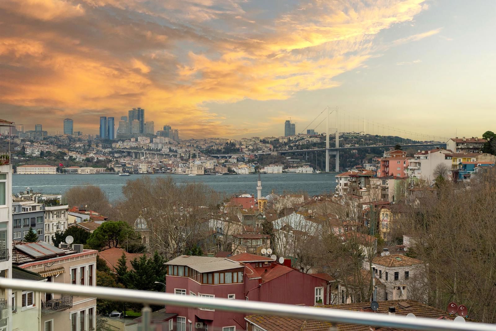 BOĞAZ’IN KALBİNDE KUZGUNCUK MERKEZ 'DE FULL BOĞAZ MANZARALI TERASLI KİRALIK 2+1 DAİRE