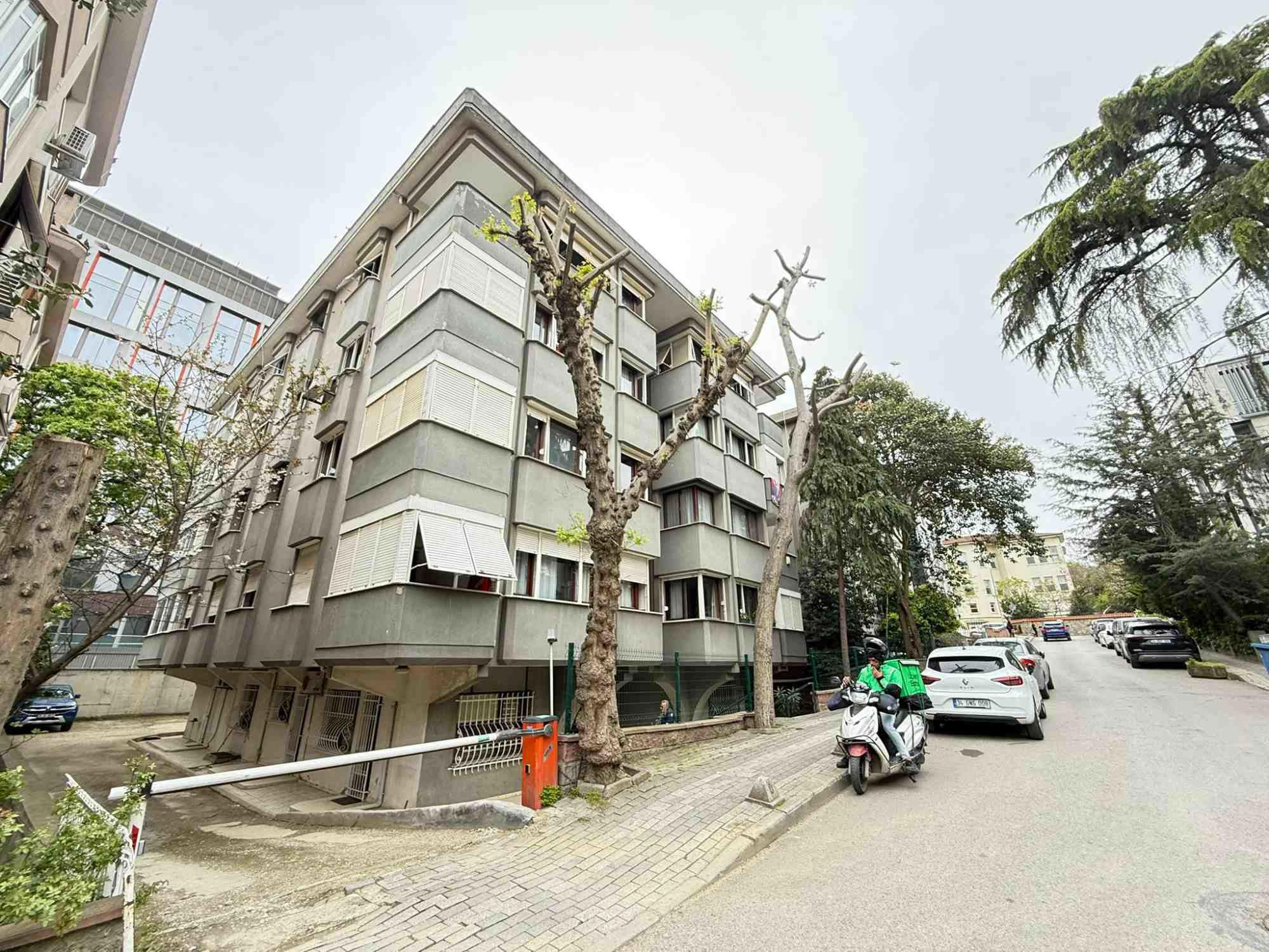 ALTUNİZADE MERKEZDE BAKIMLI GENİŞ KALABALIK AİLELER İÇİN İDEAL 6+1 DAİRE
