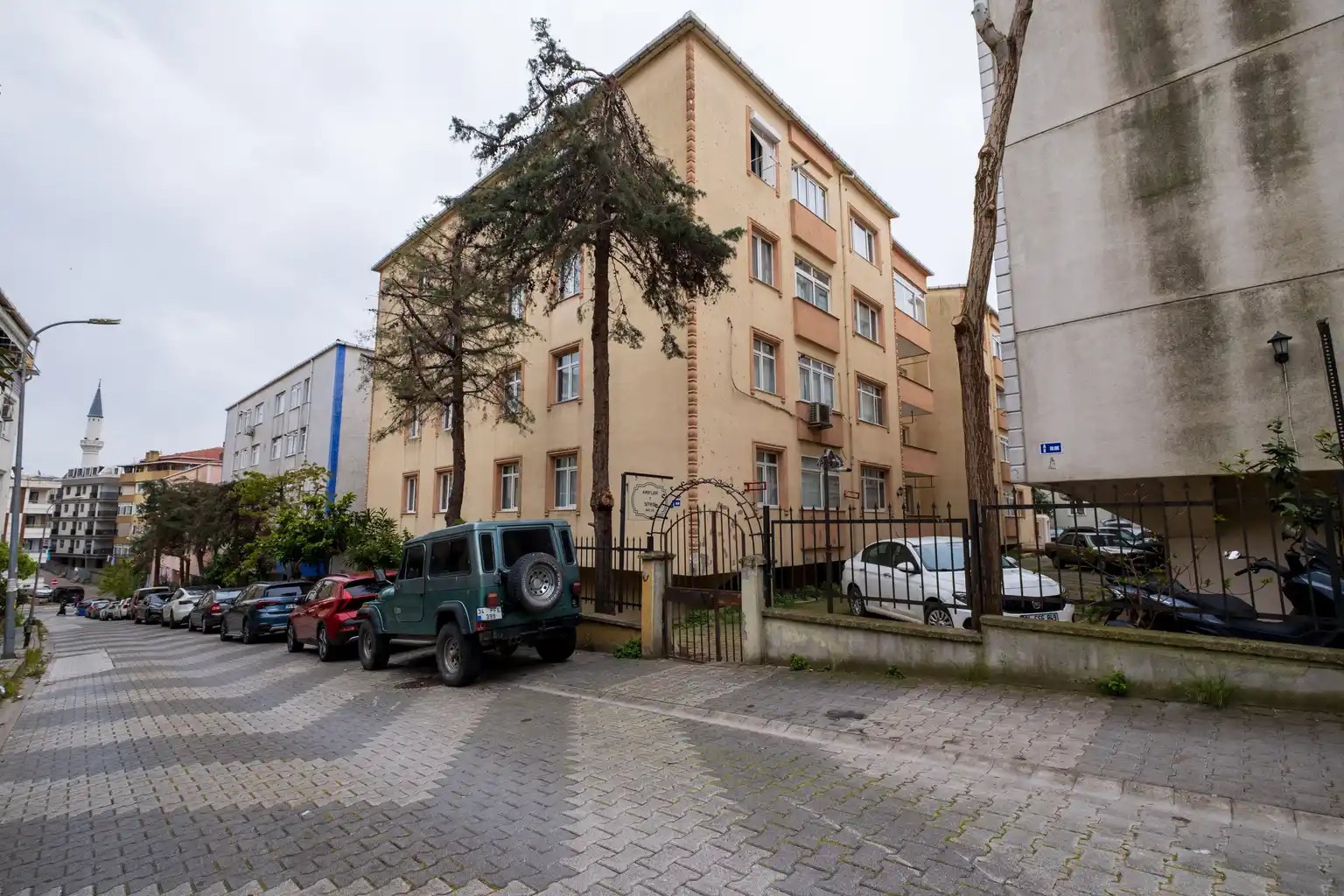 LİBADİYE ARİFLER SİTESİ'NDE  130 M2 NET 3+1 EŞYALI KİRALIK