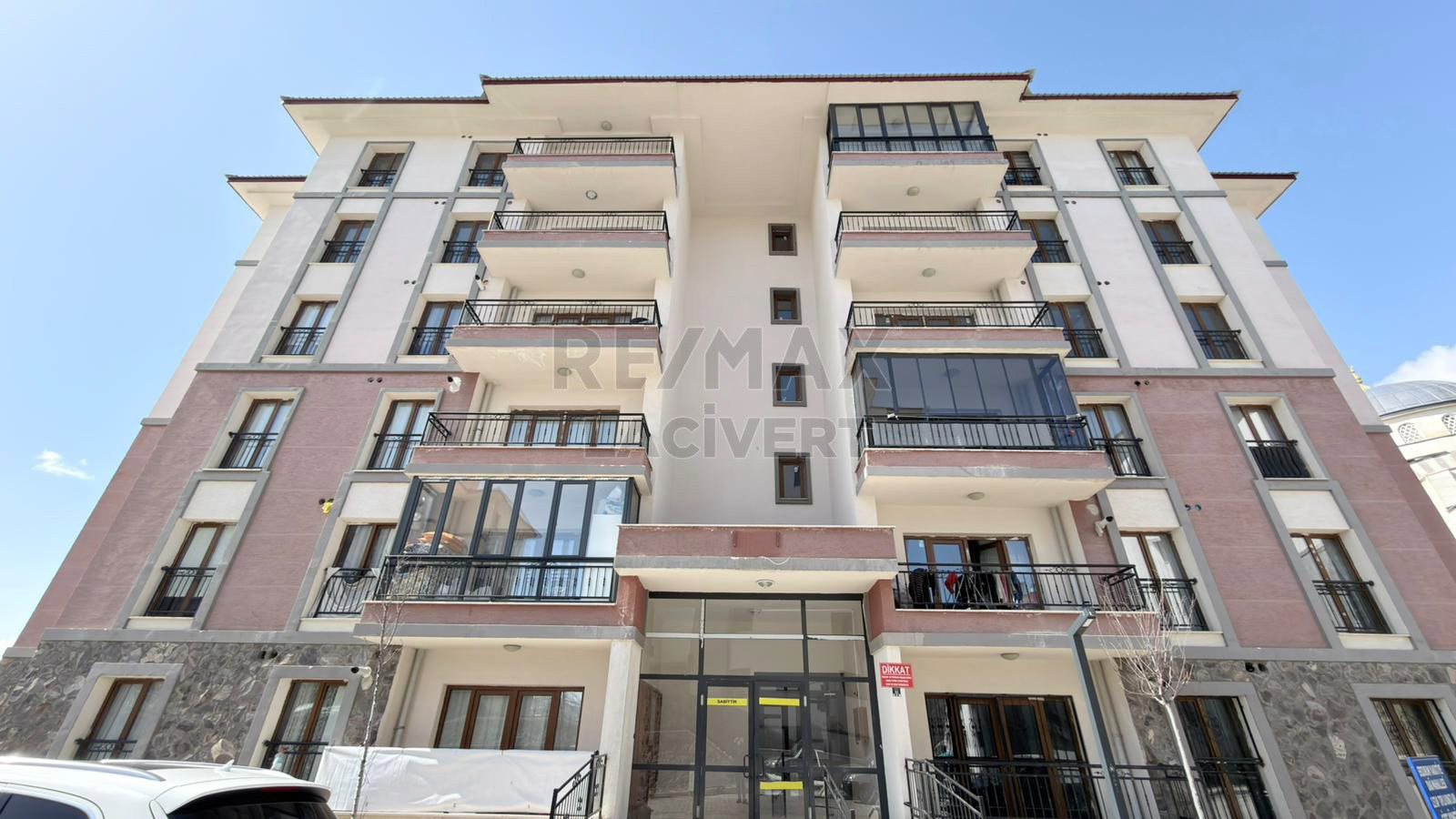 RE/MAX LACİVERT'TEN YAKUTİYE TOKİ'DE SATILIK 2+1 DAİRE