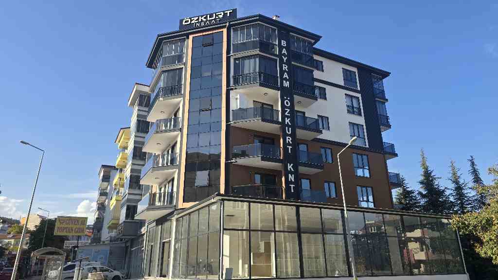 REMAX MODEL DEN ACIPAYAM DA CADDE ÜSTÜNDE SATILIK FIRSAT DAİRE